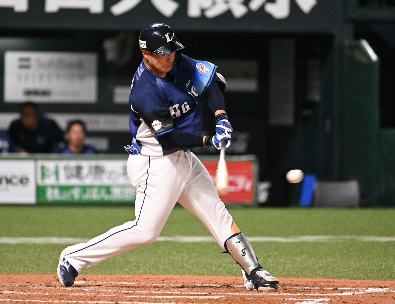 ソフトバンク対西武　8回表西武2死、渡部は左越えに本塁打を放つ（撮影・林敢治）