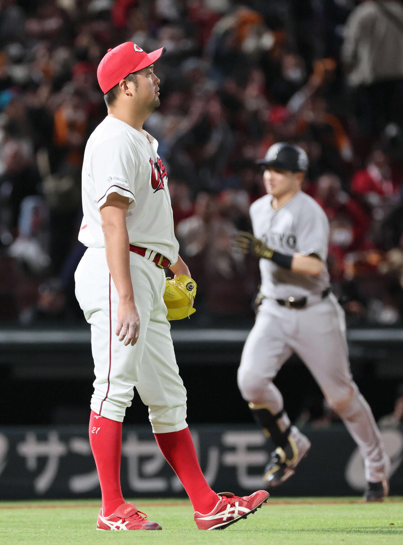 広島対巨人　9回表巨人無死二塁、泉口に逆転の右越え2点本塁打を浴びた中崎（撮影・加藤孝規）