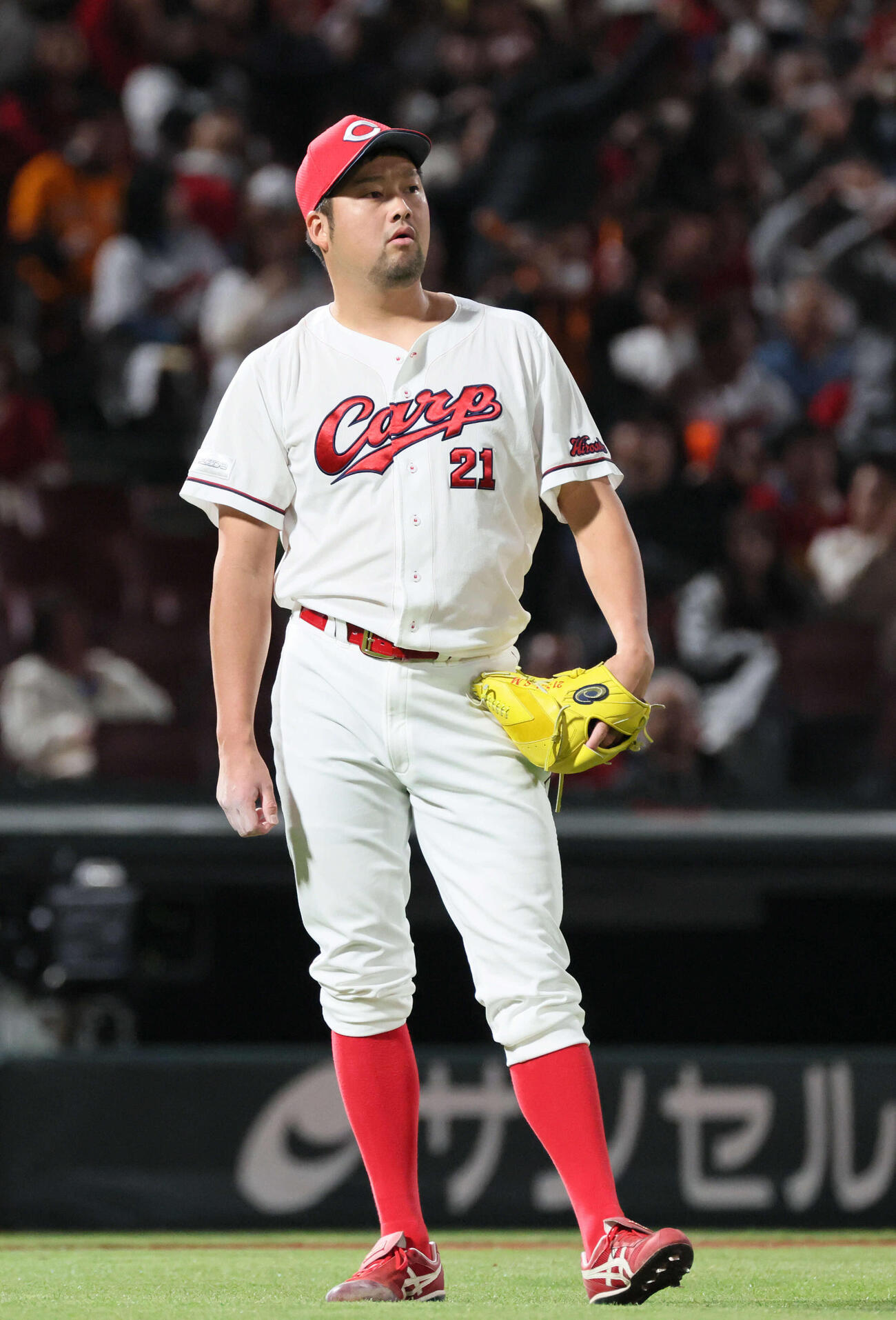 広島対巨人　9回表巨人無死二塁、泉口に逆転の右越え2点本塁打を浴びた中崎（撮影・加藤孝規）