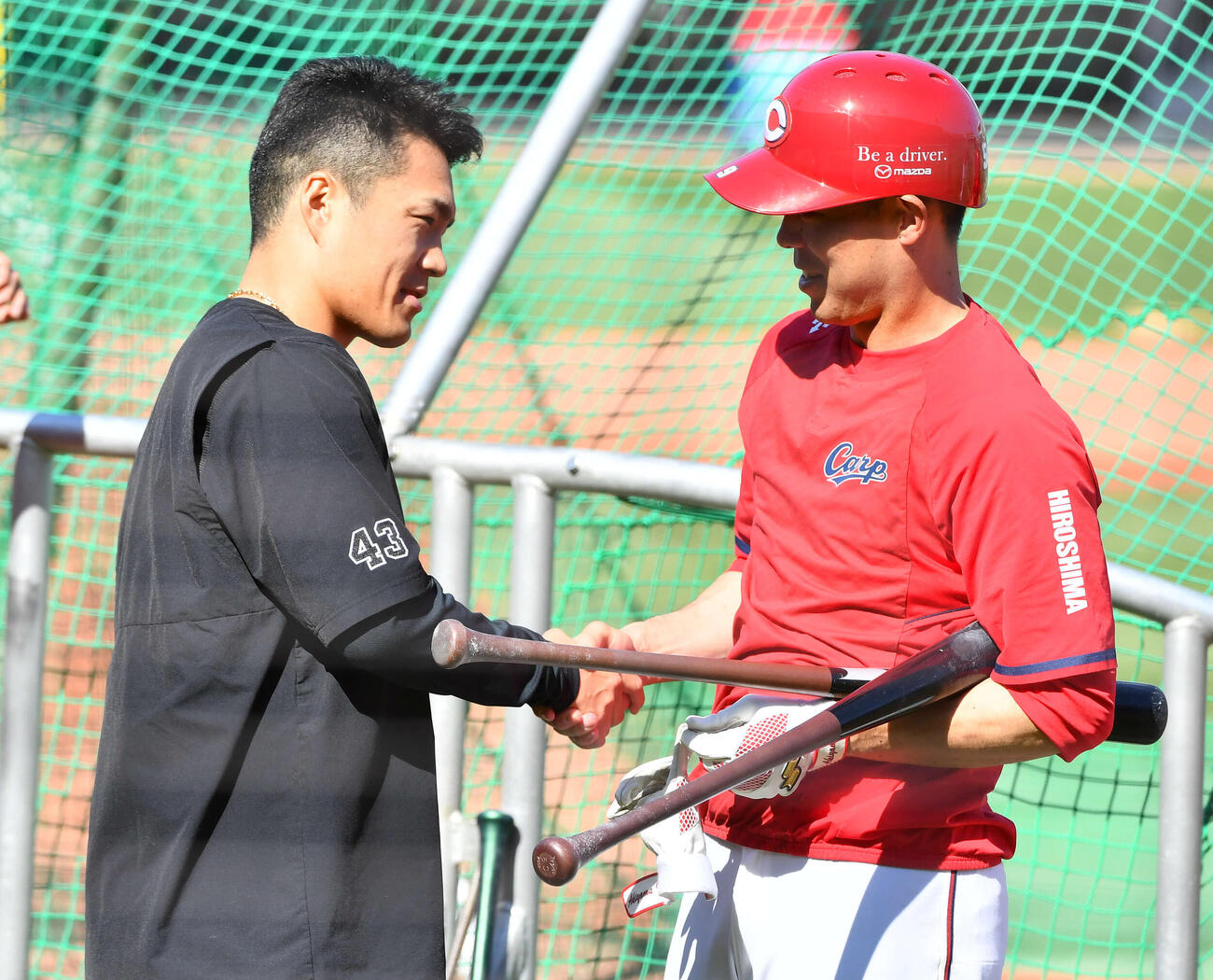 広島対巨人　試合前、広島秋山（右）と握手を交わす巨人則本（撮影・岩下翔太）