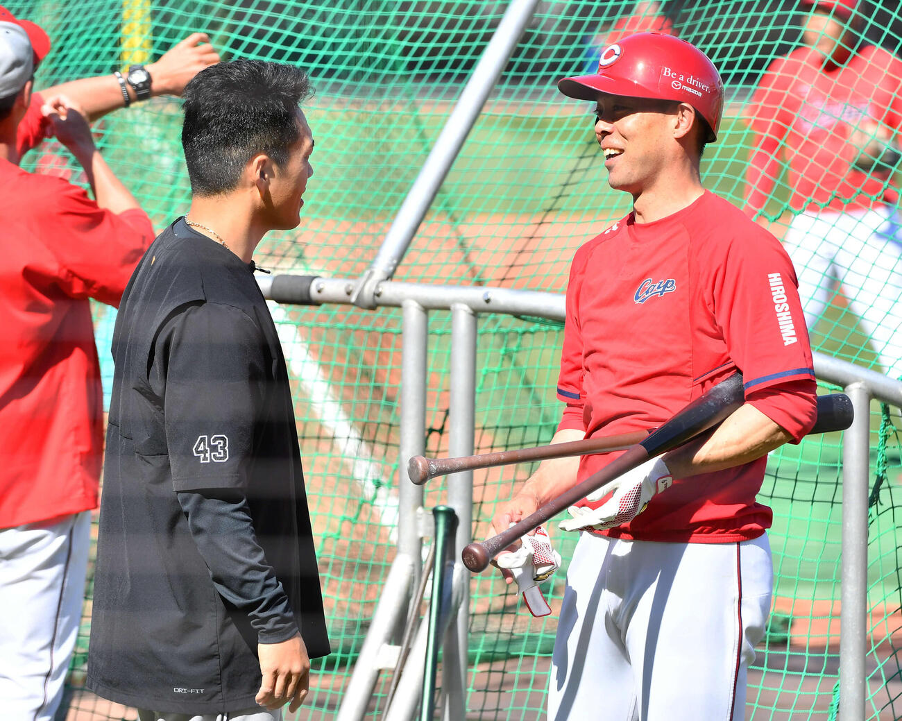広島対巨人　試合前、巨人則本（左）と談笑する広島秋山（撮影・岩下翔太）