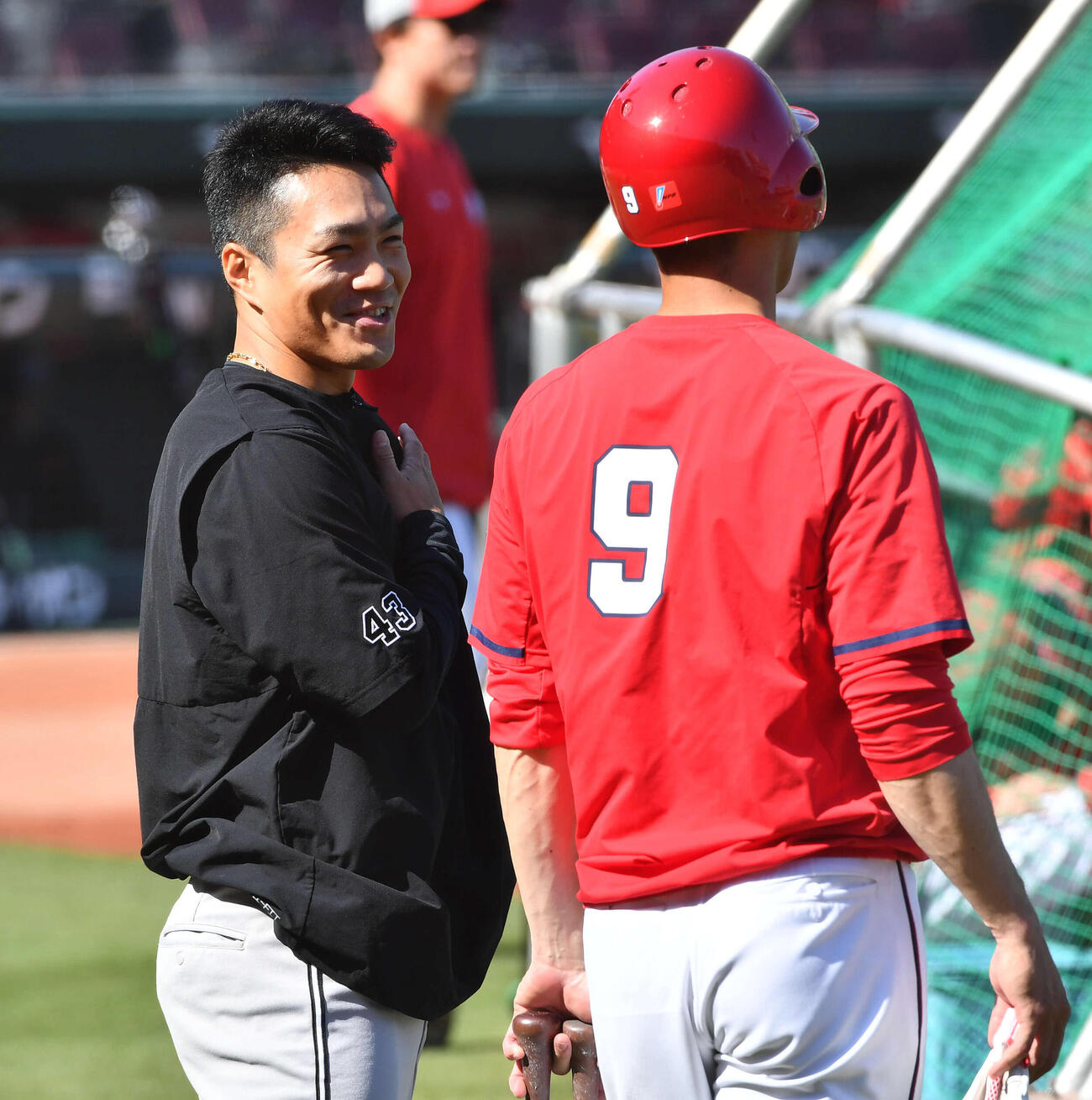 広島対巨人　試合前、広島秋山（右）と談笑する巨人則本（撮影・岩下翔太）