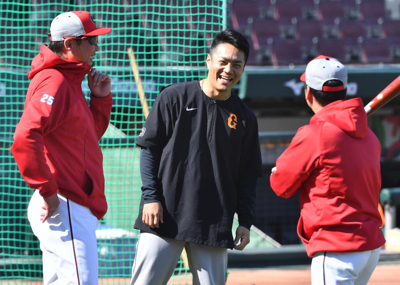 広島対巨人　試合前、広島新井監督（左）、藤井ヘッドコーチ（右）と談笑する巨人則本（撮影・岩下翔太）