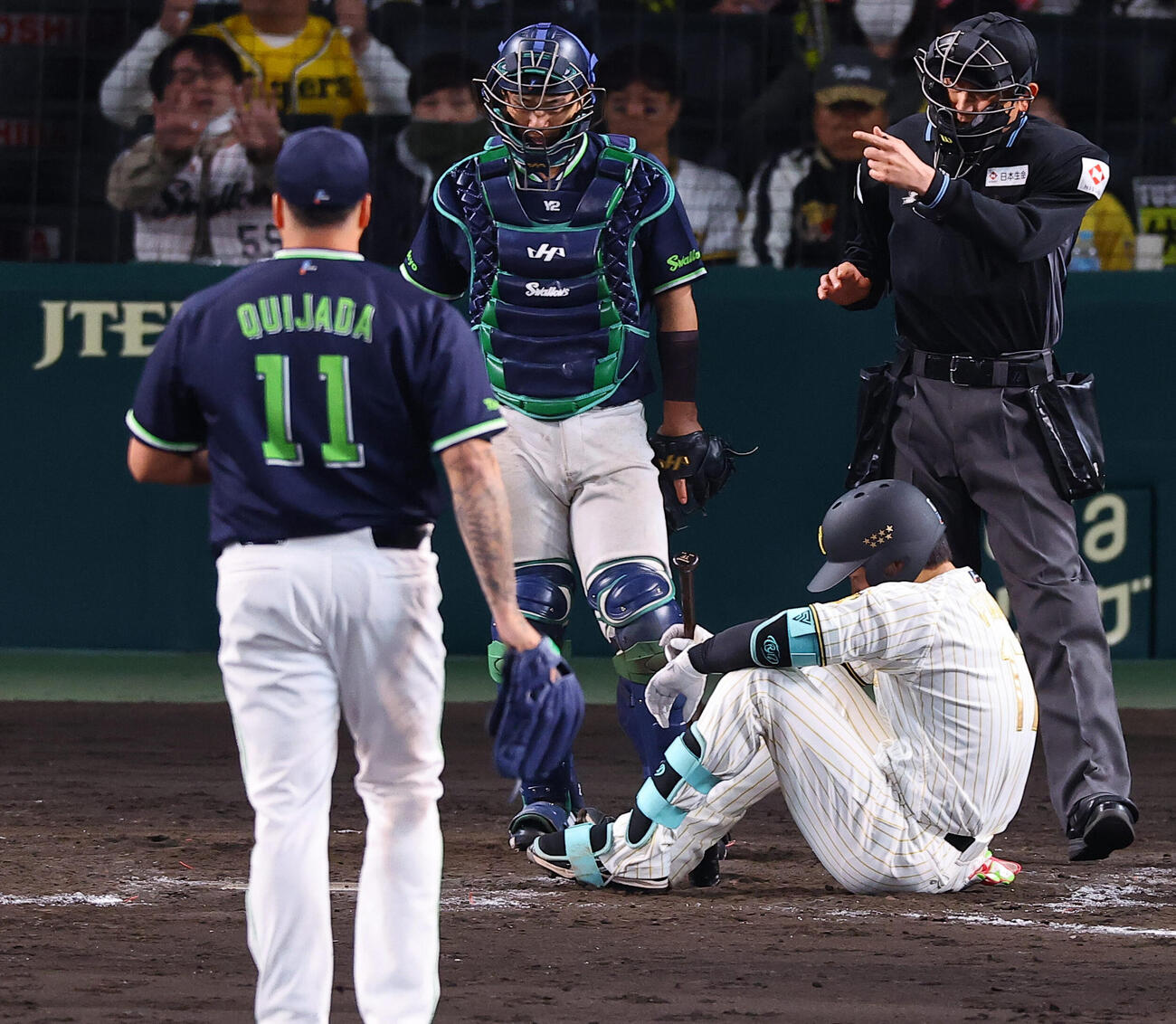阪神対ヤクルト　9回裏阪神1死二塁、伏見は死球を受ける（撮影・上田博志）