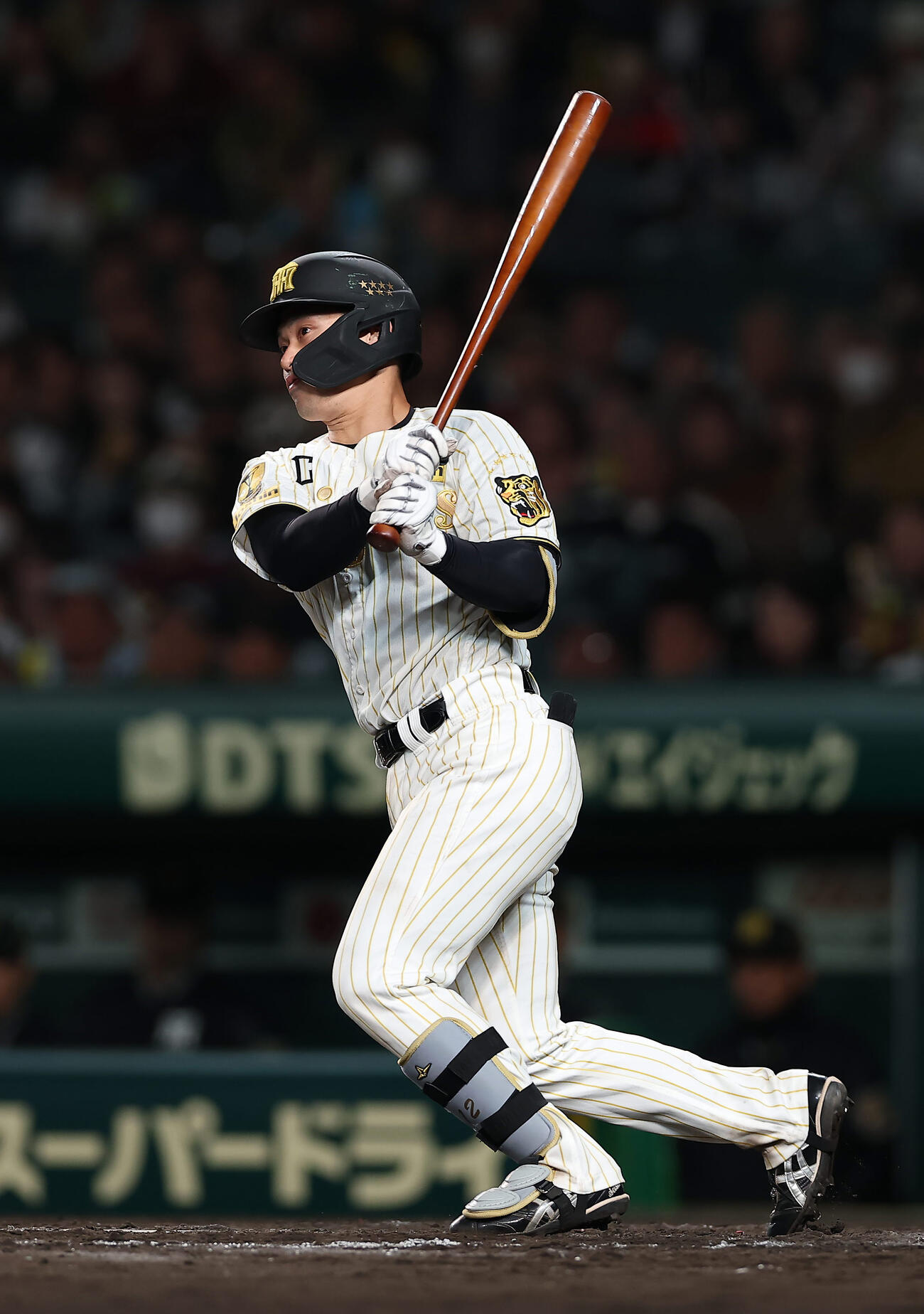 阪神対ヤクルト　9回裏阪神無死、左翼線へ二塁打を放つ坂本（撮影・前田充）