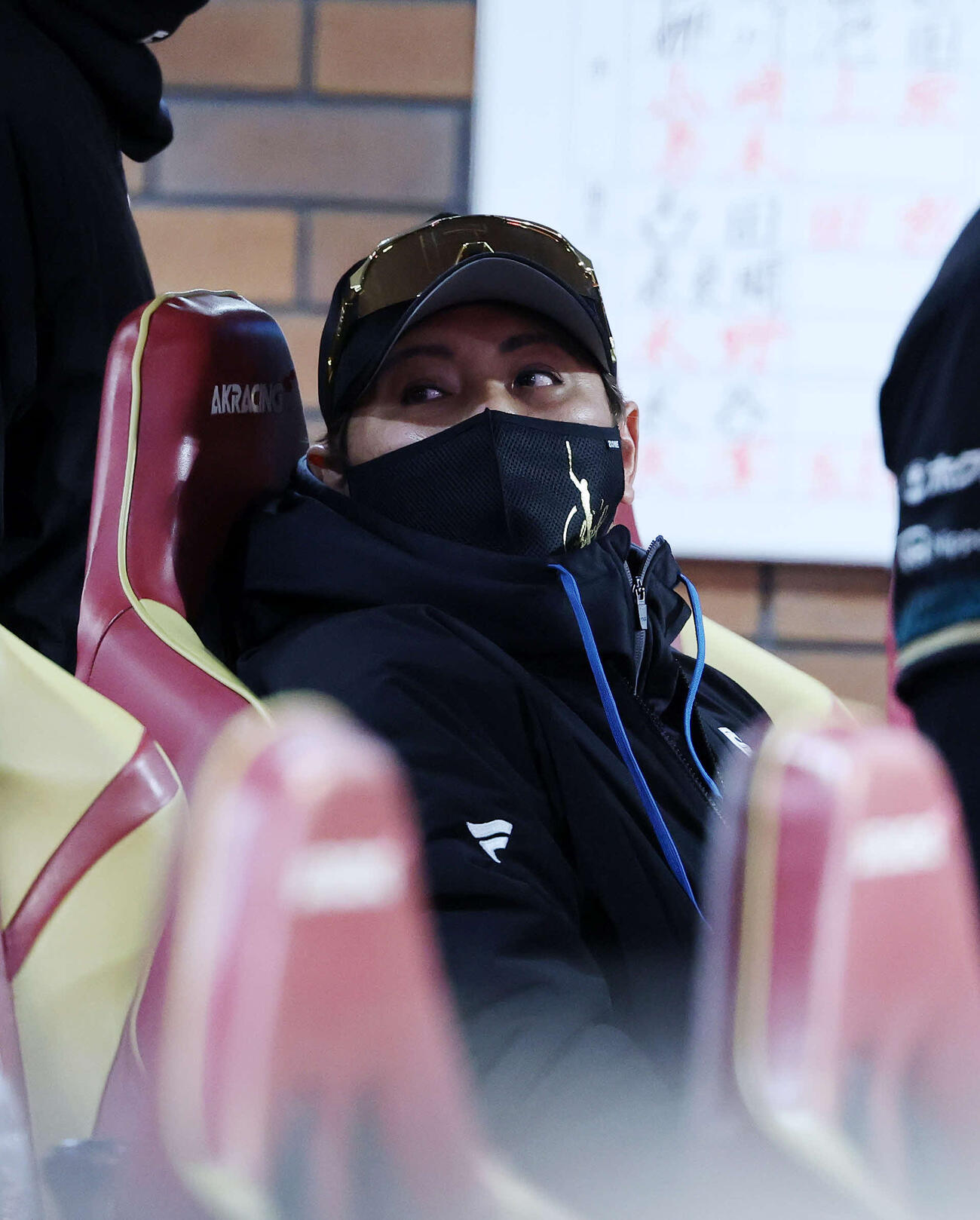 楽天対日本ハム　7回表、戦況を見つめる日本ハム新庄監督（撮影・鈴木正人）　