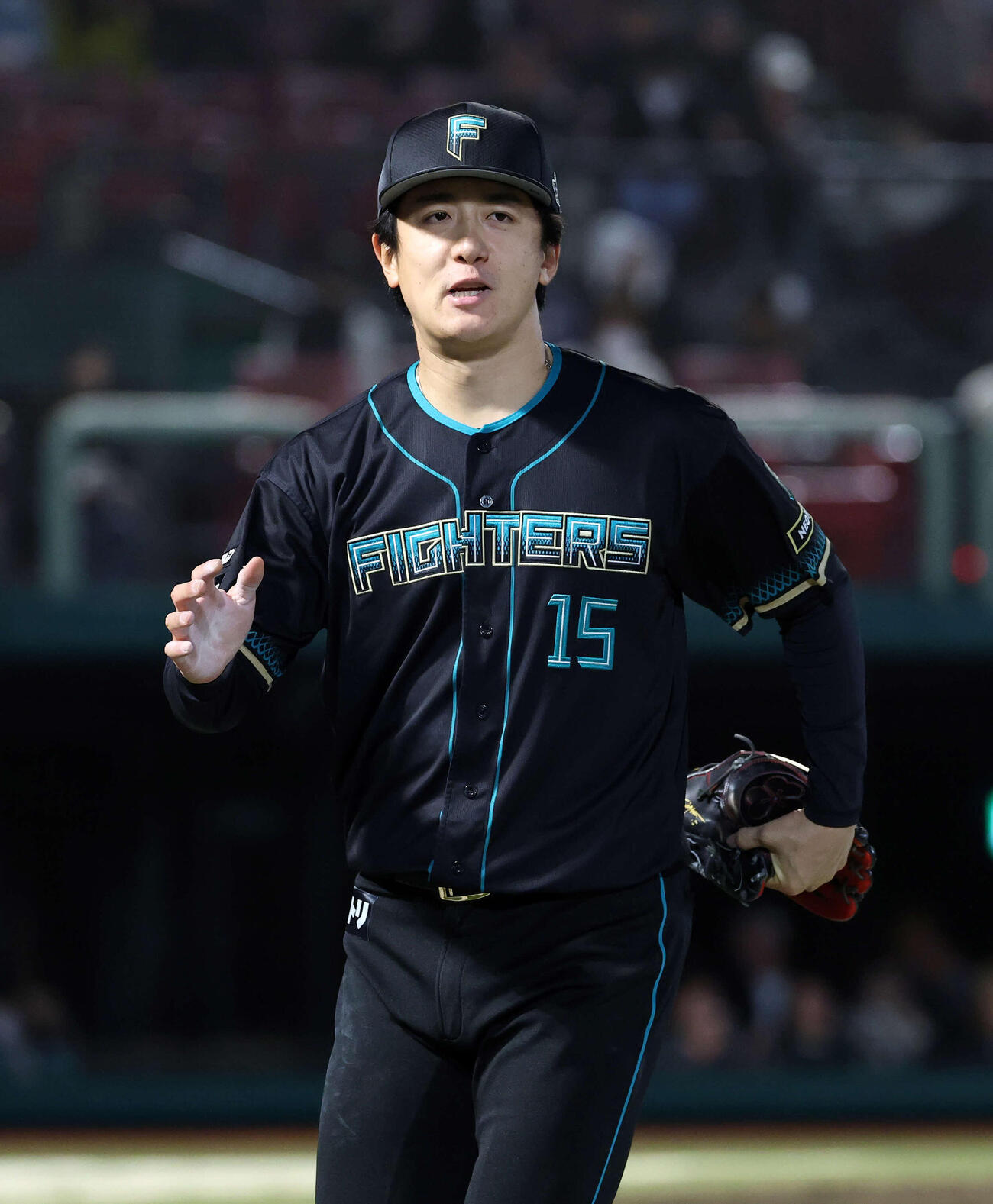 楽天対日本ハム　8回裏、楽天の攻撃を抑えベンチに引き揚げる日本ハム北山（撮影・鈴木正人）　