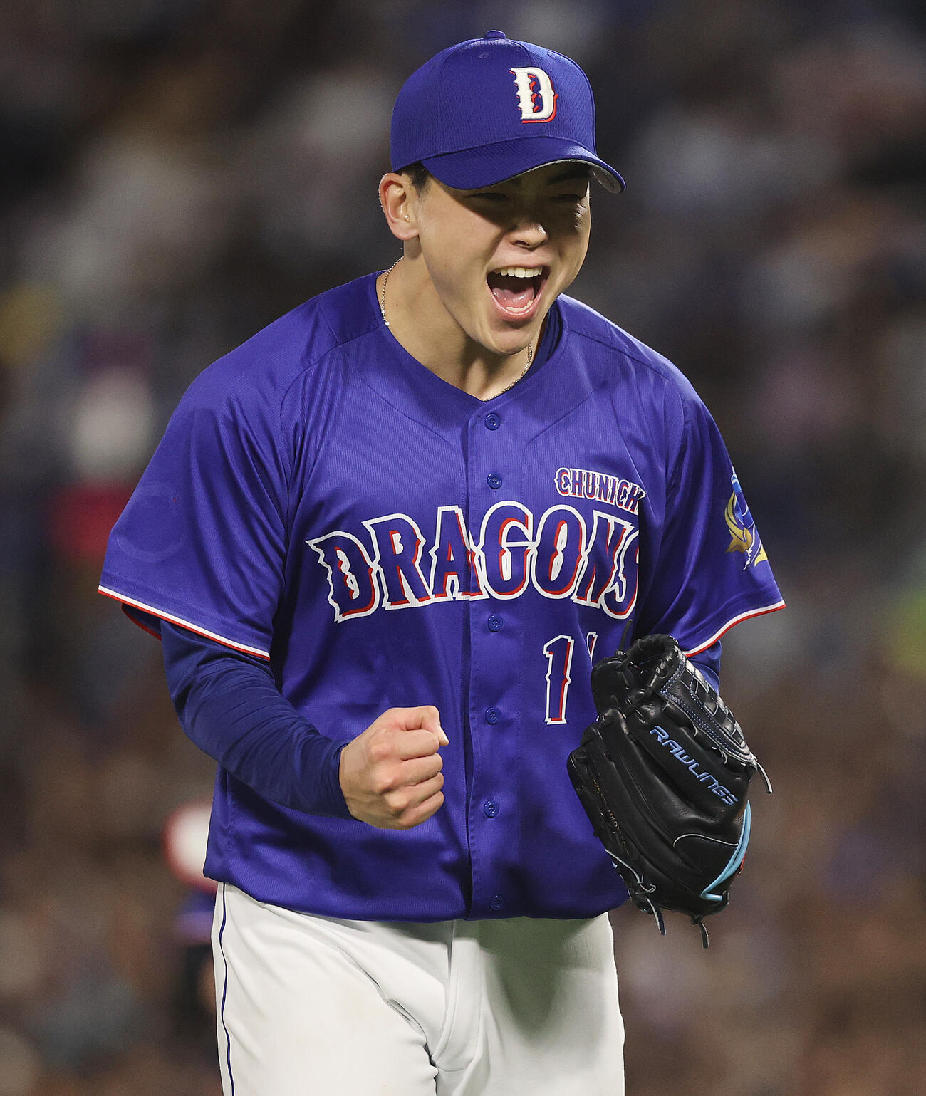 DeNA対中日　5回裏を抑えガッツポーズでほえる中日中西（撮影・野上伸悟）