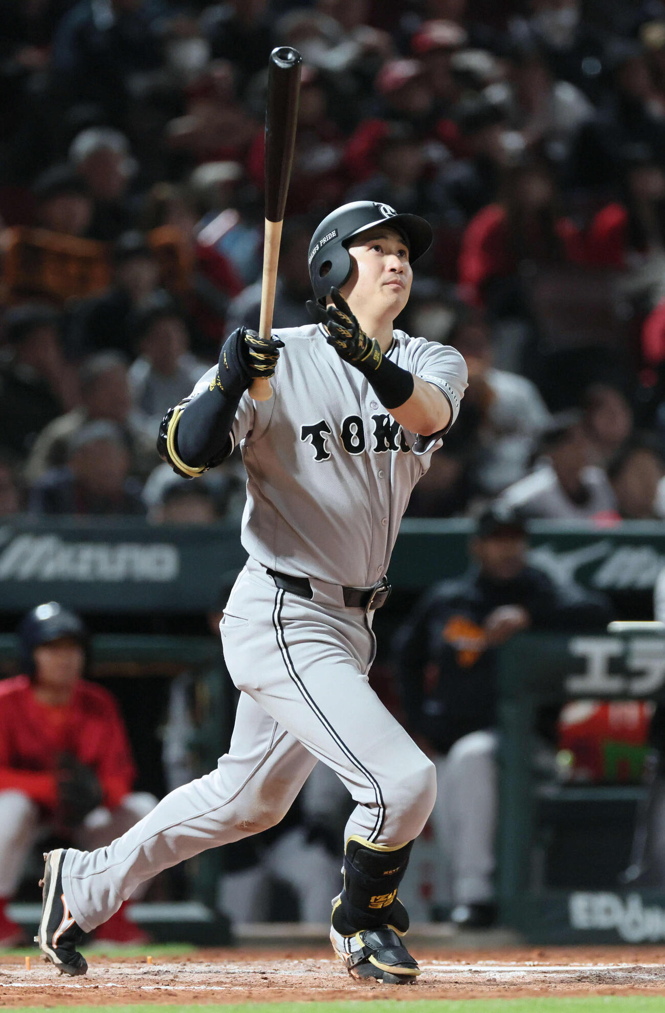 広島対巨人　9回表巨人無死二塁、泉口は逆転の右越え2点本塁打を放つ（撮影・加藤孝規）