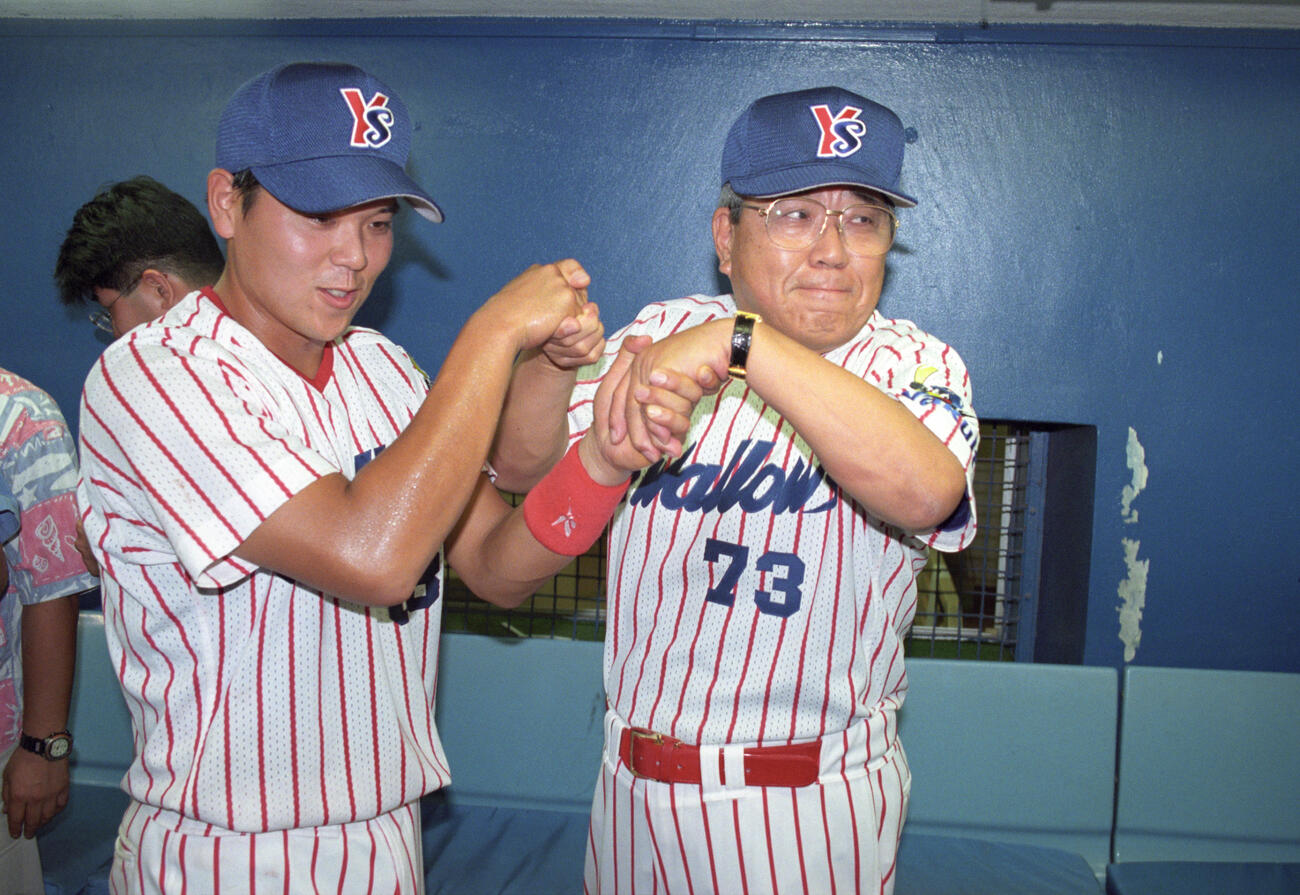 97年8月2日、中日戦で初本塁打を放ったカツノリと握手するヤクルト野村監督
