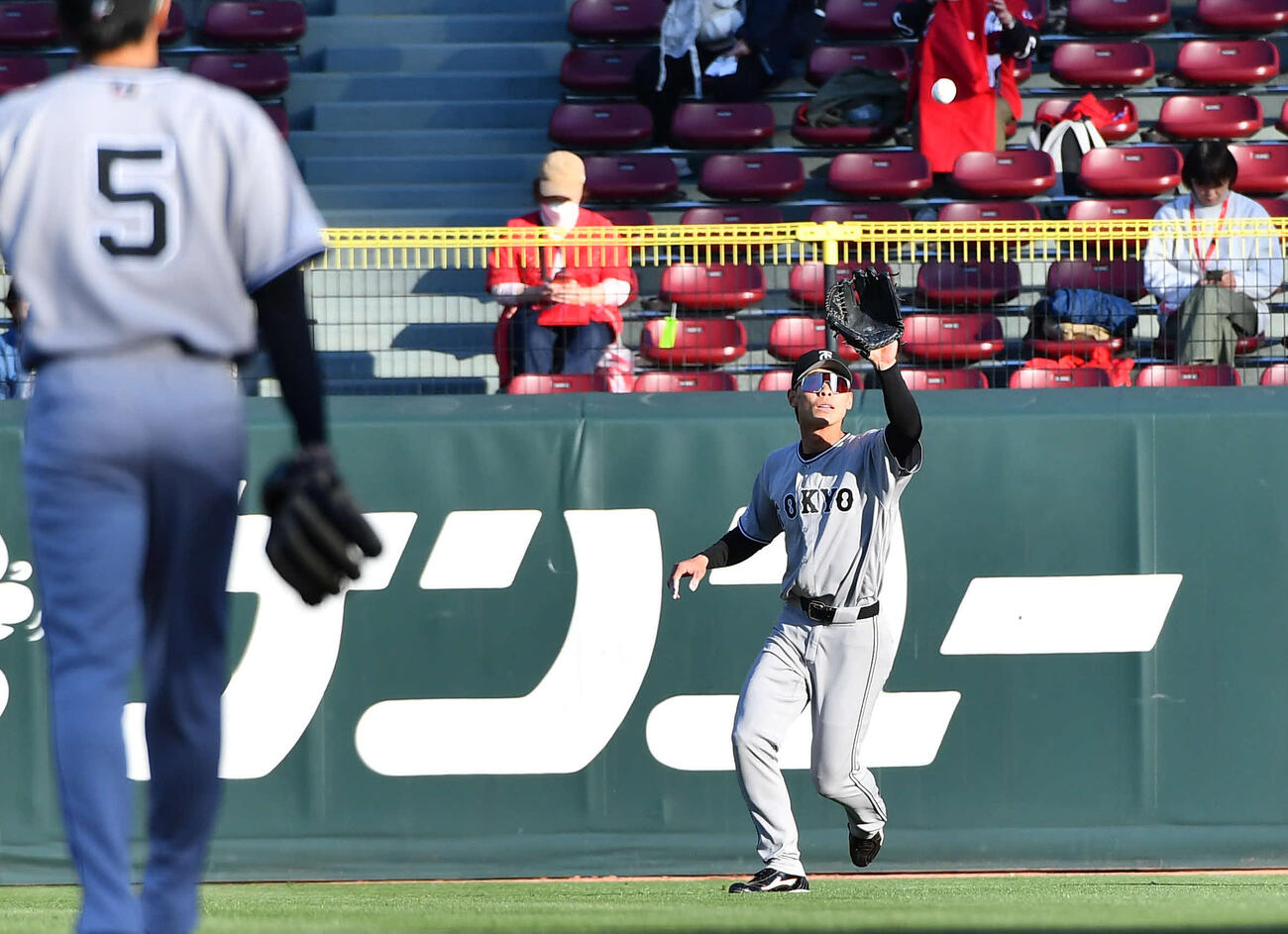 広島対巨人　試合前、右翼でシートノックを受ける巨人平山（撮影・岩下翔太）