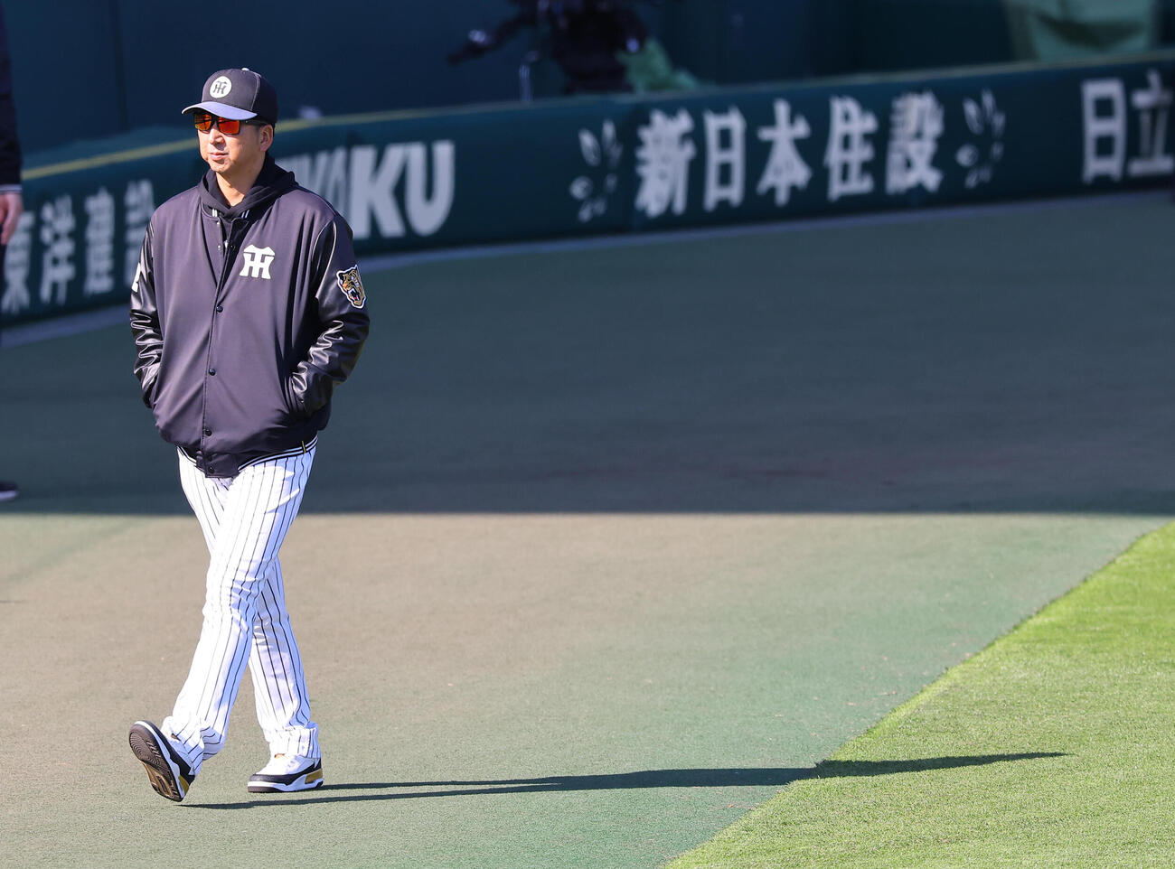 阪神対ヤクルト　甲子園球場のグラウンドを引き揚げる藤川監督（撮影・上田博志）