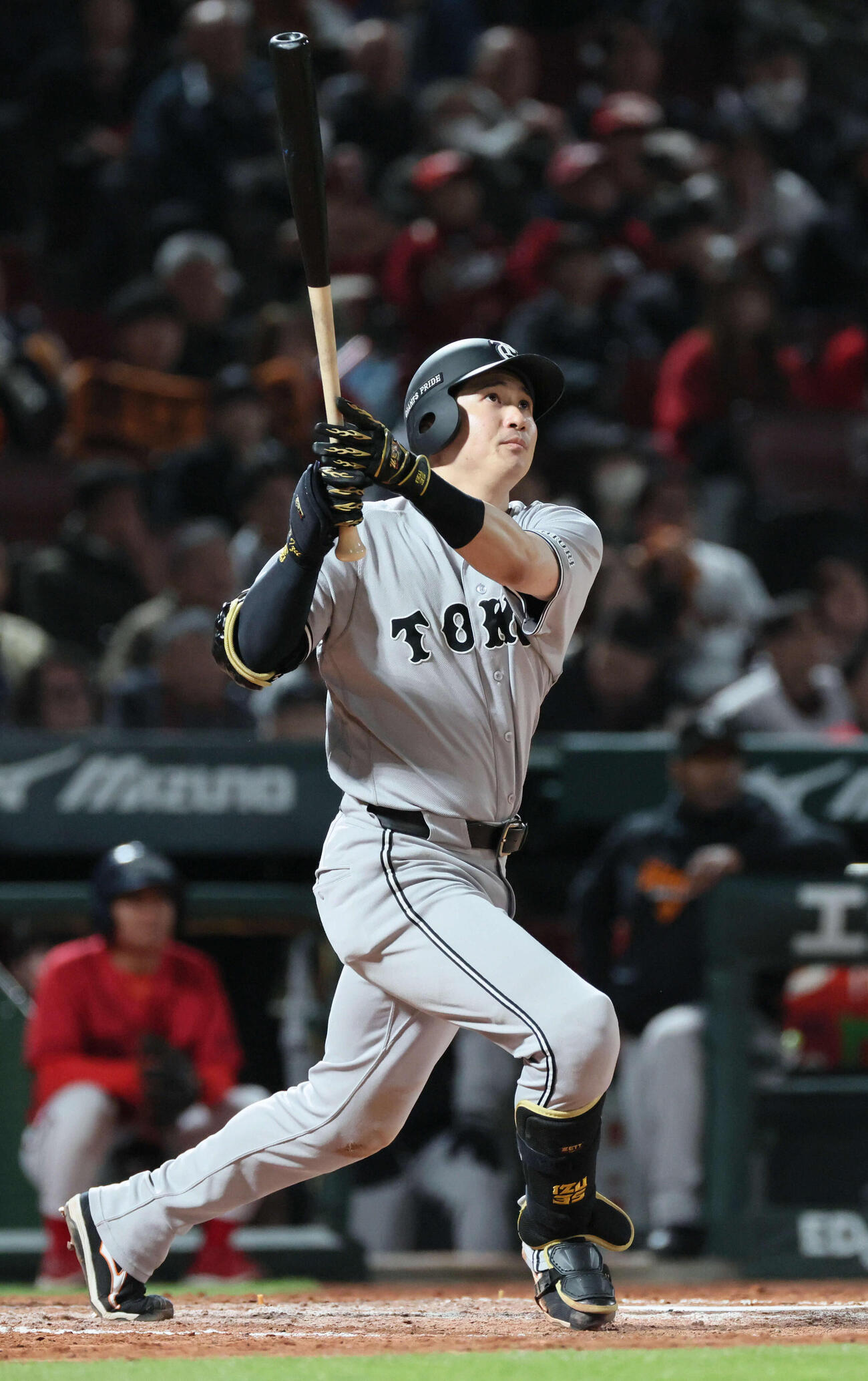 広島対巨人　9回表巨人無死二塁、逆転の2点本塁打を右越えに放つ泉口（撮影・加藤孝規）
