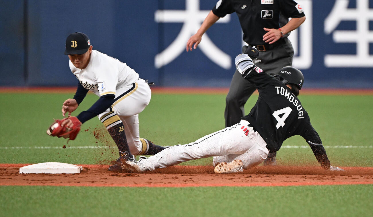 オリックス対ロッテ　3回表ロッテ無死、中前打を放ち二塁を狙った友杉はタッチアウトとなる（撮影・和賀正仁）