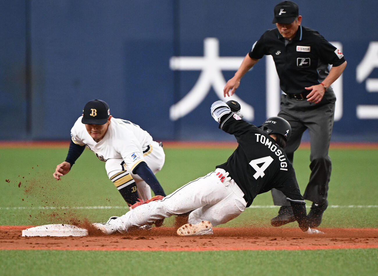 オリックス対ロッテ　3回表ロッテ無死、中前打を放ち二塁を狙った友杉はタッチアウトとなる（撮影・和賀正仁）