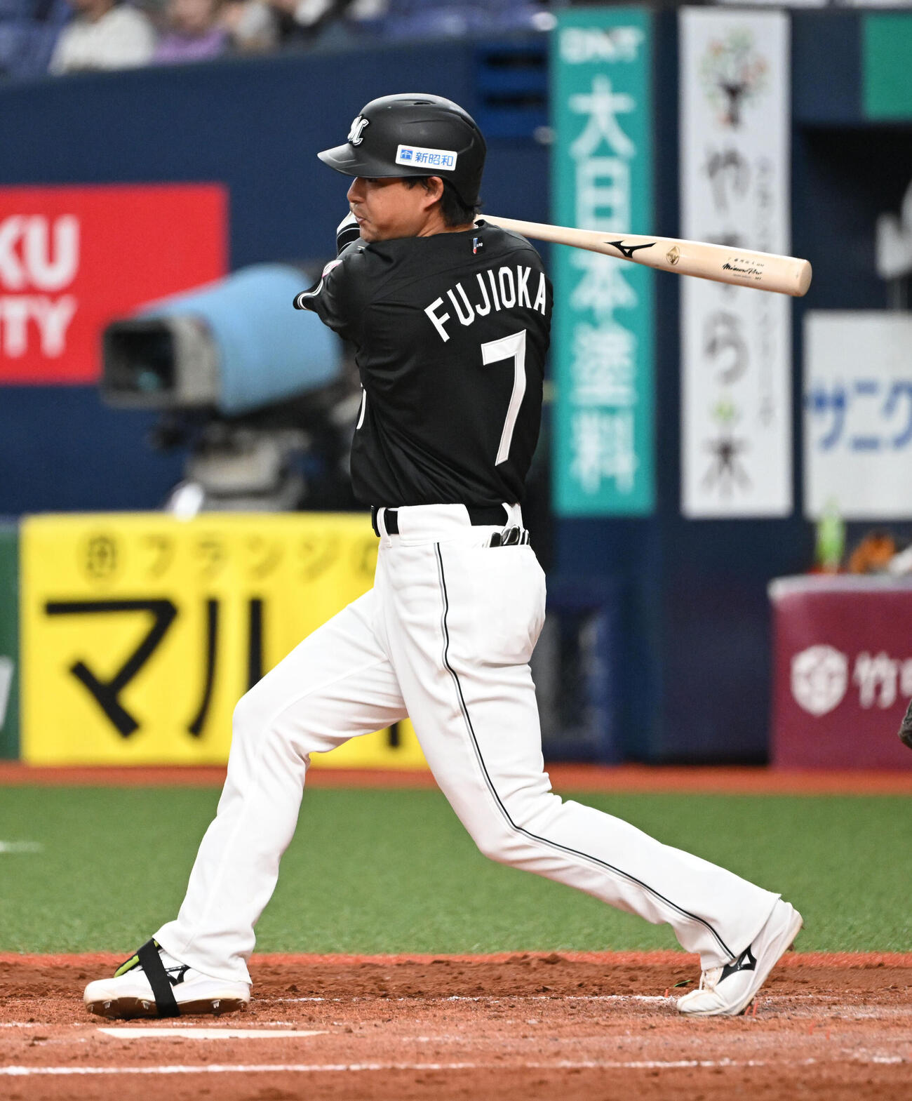 オリックス対ロッテ　4回表ロッテ1死一塁、遊ゴロ併殺に倒れる藤岡（撮影・和賀正仁）