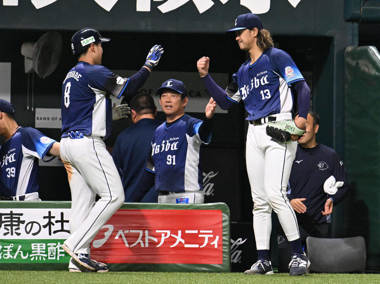 ソフトバンク対西武　8回表西武2死、渡部（左）は本塁打を放ち高橋光とタッチを交わす（撮影・林敢治）