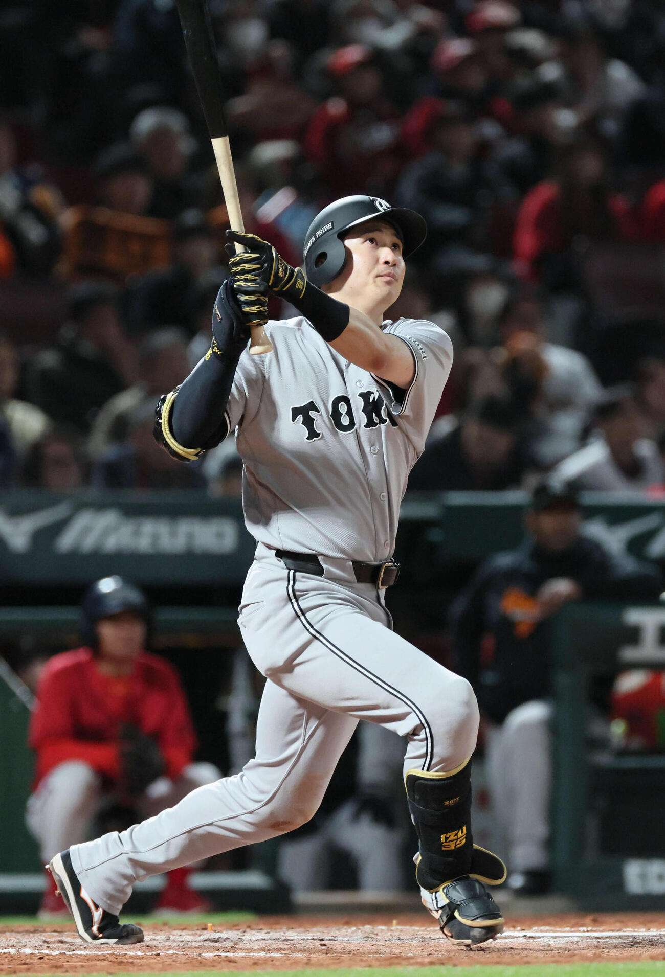 広島対巨人　9回表巨人無死二塁、泉口は逆転の右越え2点本塁打を放つ（撮影・加藤孝規）