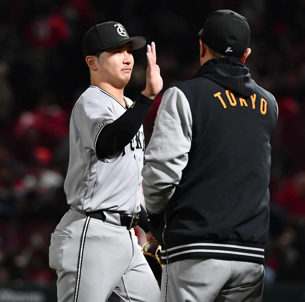 広島対巨人　広島に逆転勝利し、阿部監督（右）とタッチを交わす泉口（撮影・岩下翔太）
