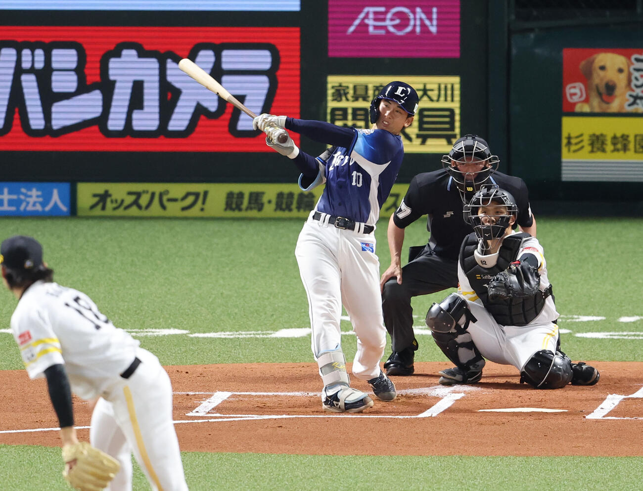 ソフトバンク対西武　1回表西武2死、小島はン右越えに先制本塁打を放つ（撮影・梅根麻紀）