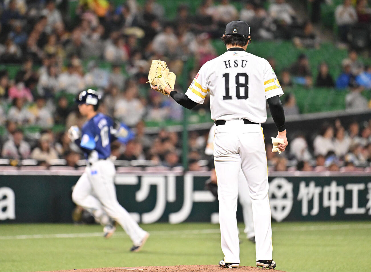 ソフトバンク対西武　1回表西武2死、徐若熙（右）は小島に先制本塁打を許す（撮影・林敢治）