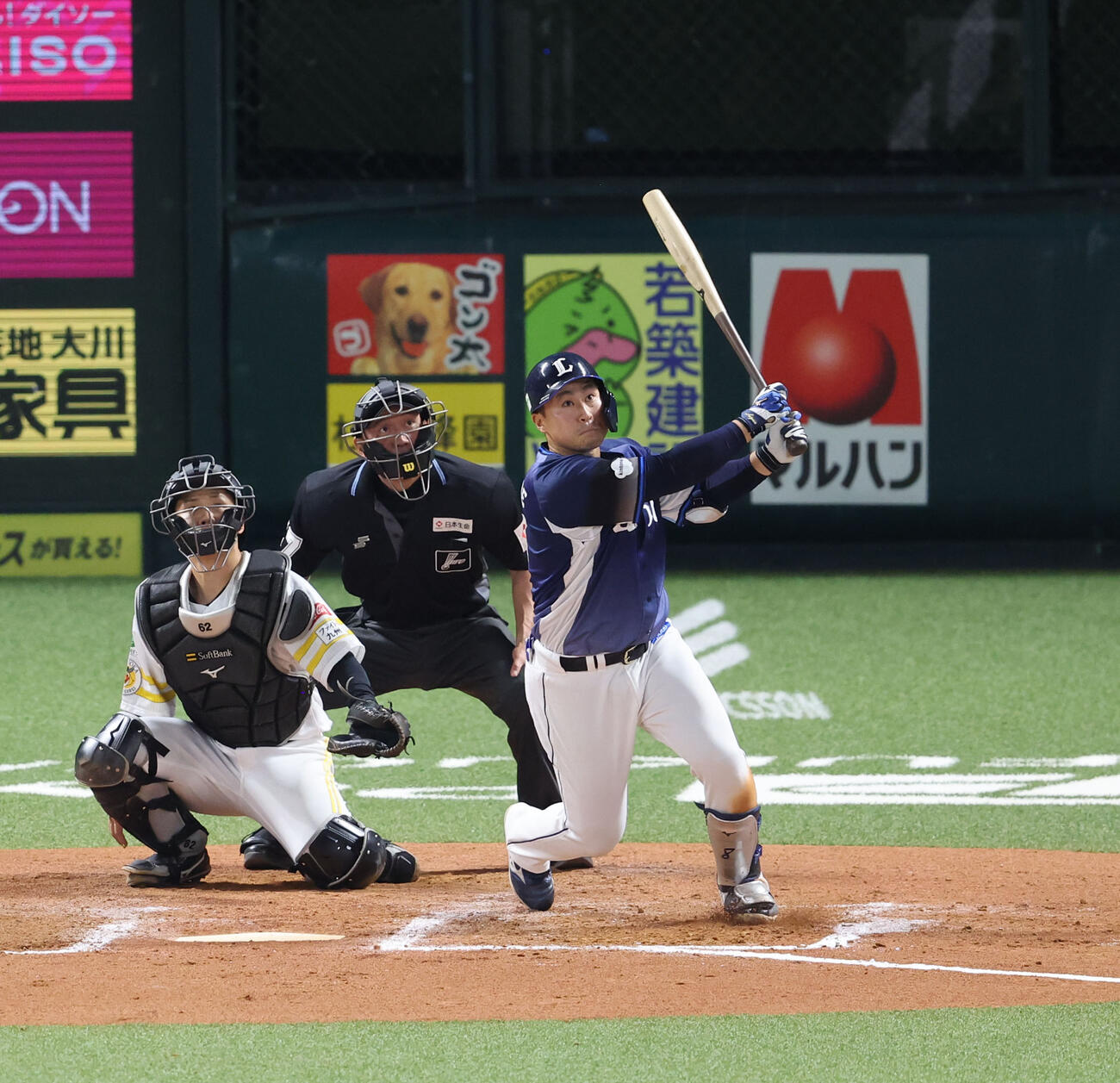 ソフトバンク対西武　8回表西武2死、渡部は左越え本塁打を放つ（撮影・梅根麻紀）