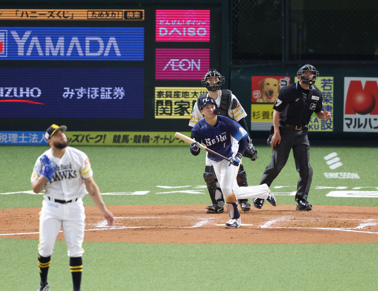 ソフトバンク対西武　8回表西武2死、渡部は左越え本塁打を放つ（撮影・梅根麻紀）