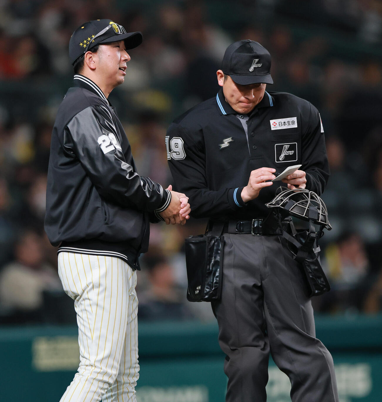 阪神対ヤクルト　6回を終え、藤川監督（左）は球審に交代を告げる（撮影・上山淳一）