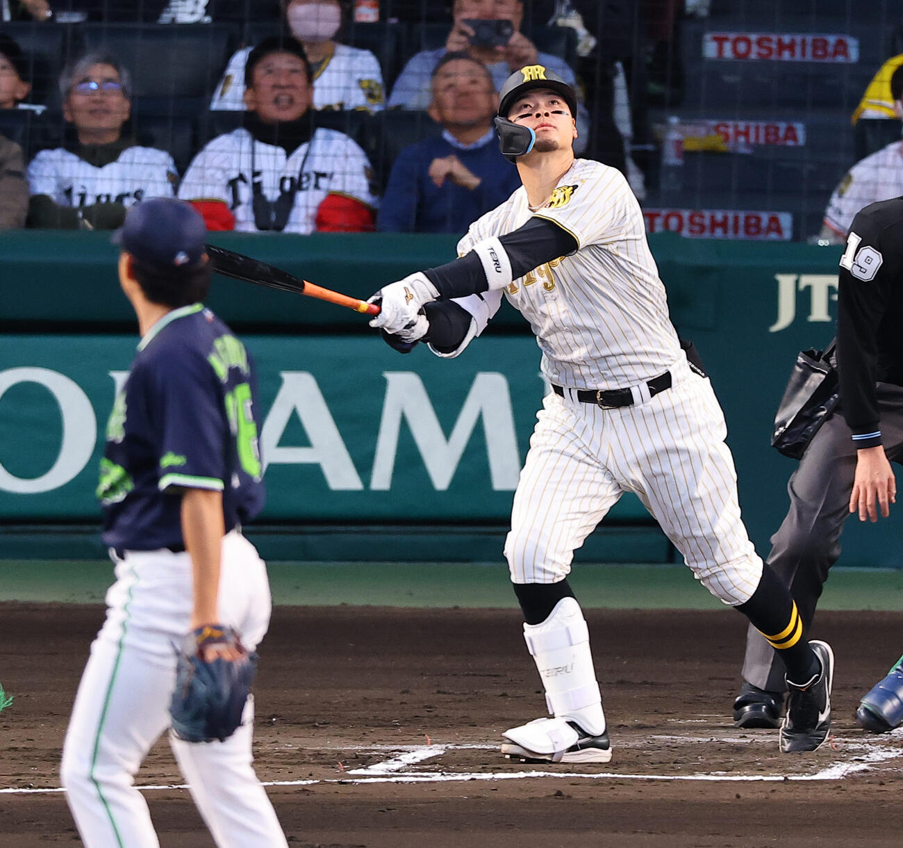 阪神対ヤクルト　1回裏阪神1死一、三塁、佐藤は同点犠飛を放つ（撮影・上田博志）