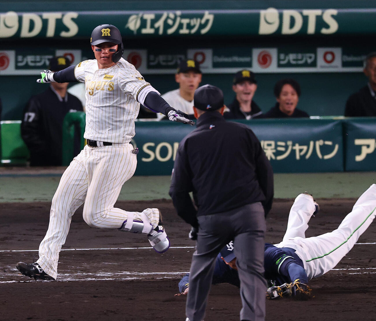 阪神対ヤクルト　8回裏阪神無死、森下はヘスス・リランソの悪送球で出塁する（撮影・上田博志）