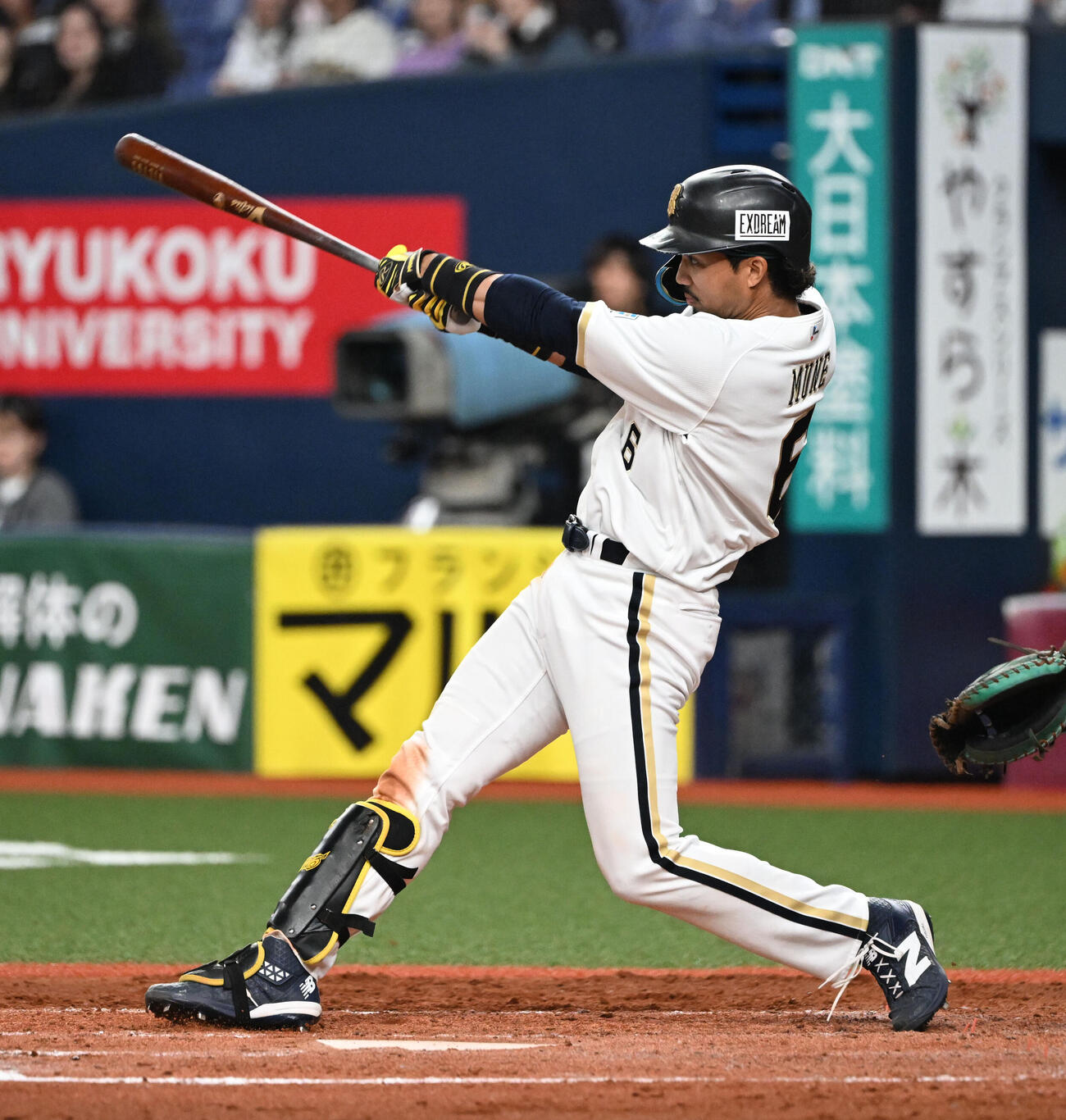 オリックス対ロッテ　5回裏オリックス1死二、三塁、一塁線を破る適時二塁打を放つ宗（撮影・和賀正仁）