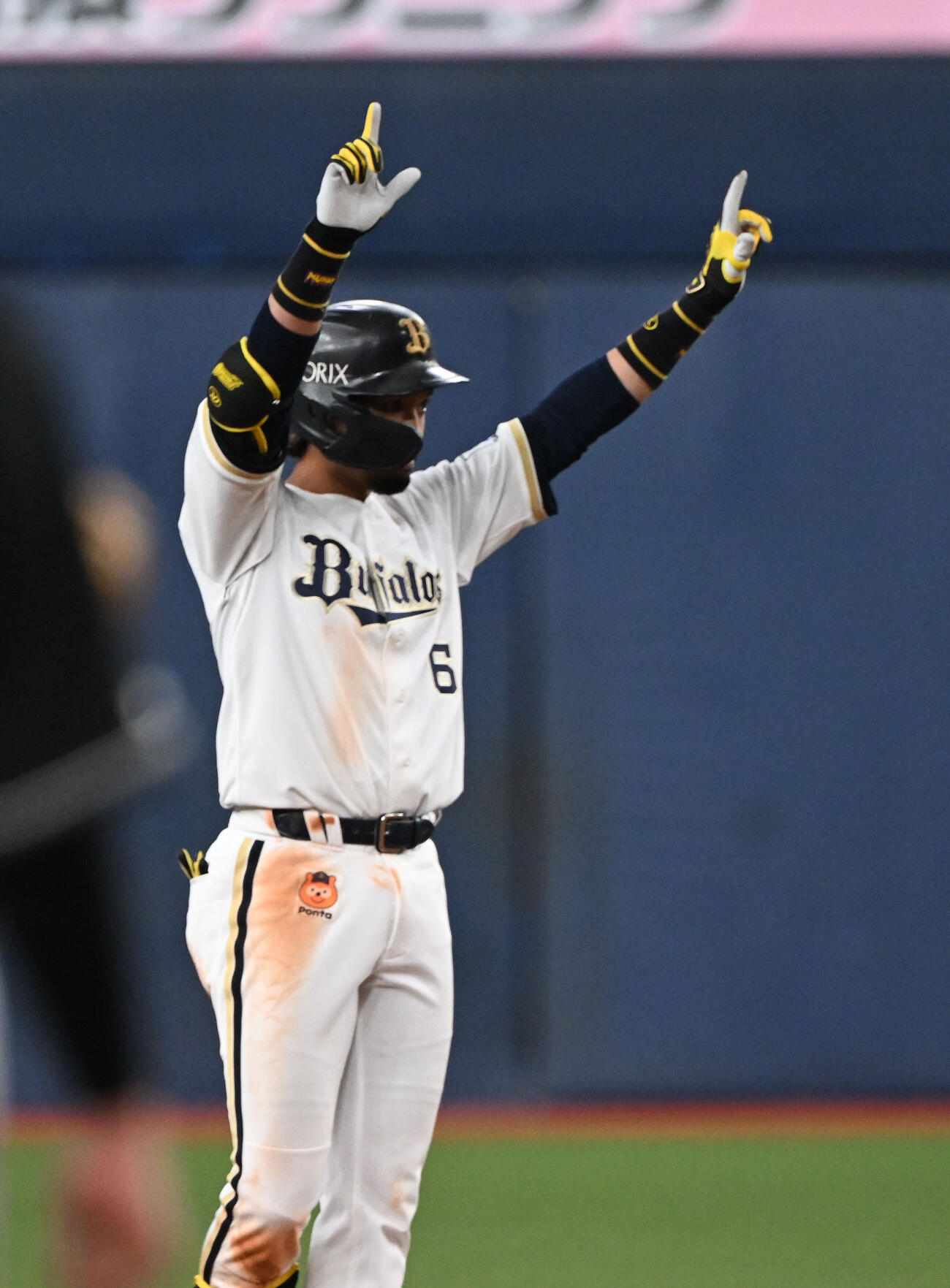 オリックス対ロッテ　5回裏オリックス1死二、三塁、一塁線を破る適時二塁打を放った宗はポーズ（撮影・和賀正仁）