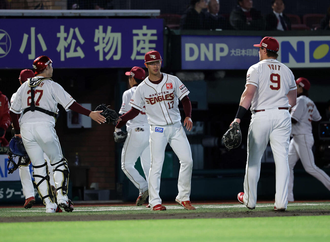 楽天対日本ハム　8回表、日本ハムの攻撃を抑え選手を迎える楽天古謝（中央）（撮影・鈴木正人）　