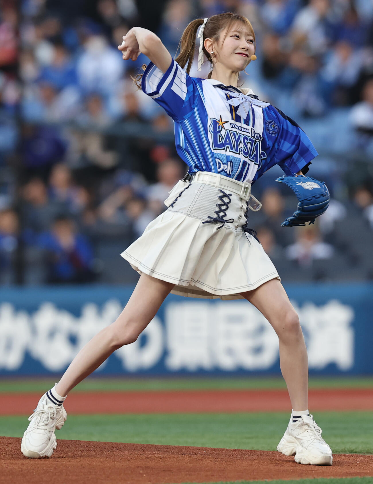 DeNA対中日　セレモニアルピッチを行うAKB48の千葉恵里（撮影・野上伸悟）