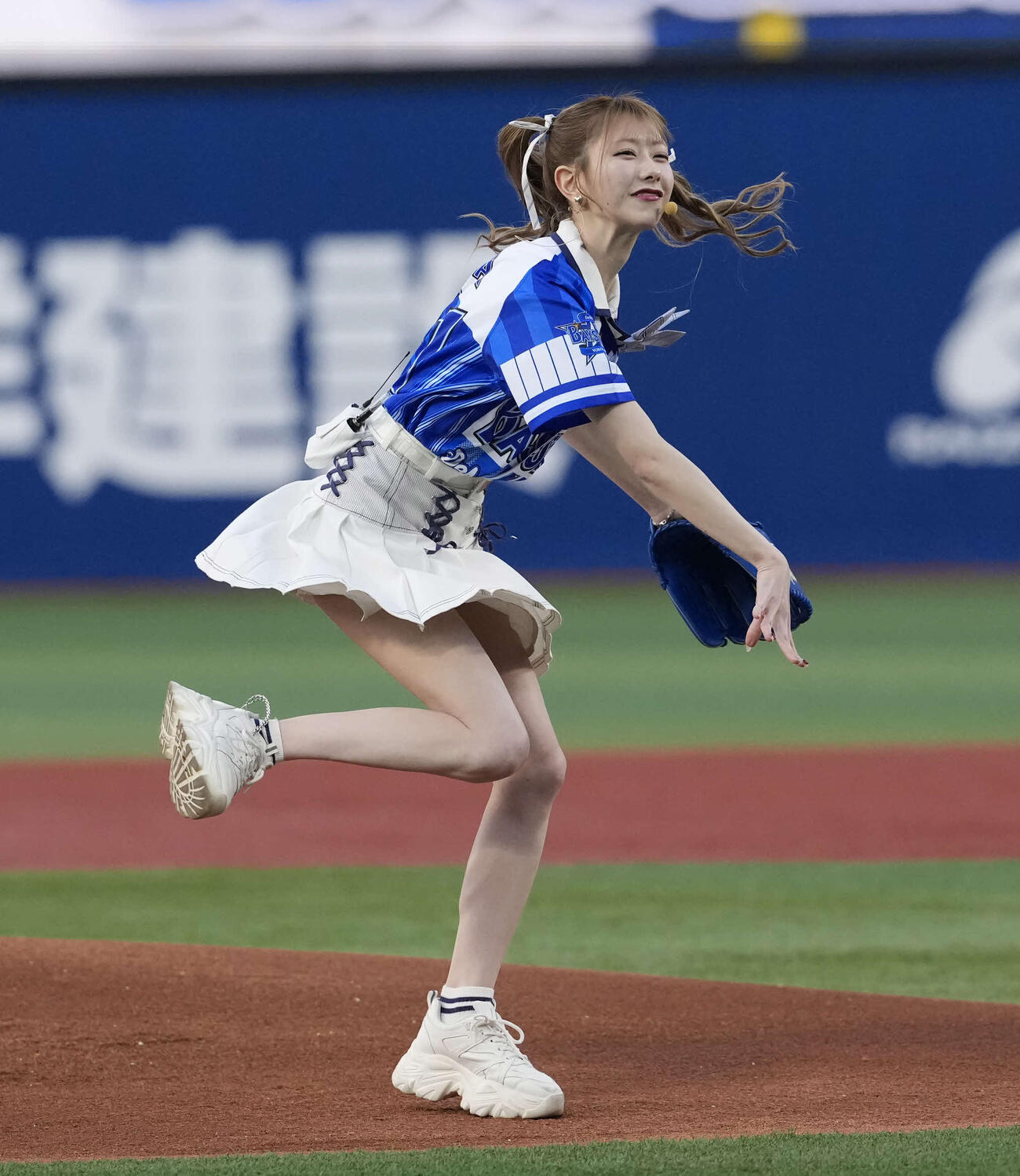 DeNA対中日　始球式を務めるAKB48千葉恵里（撮影・小島史椰）