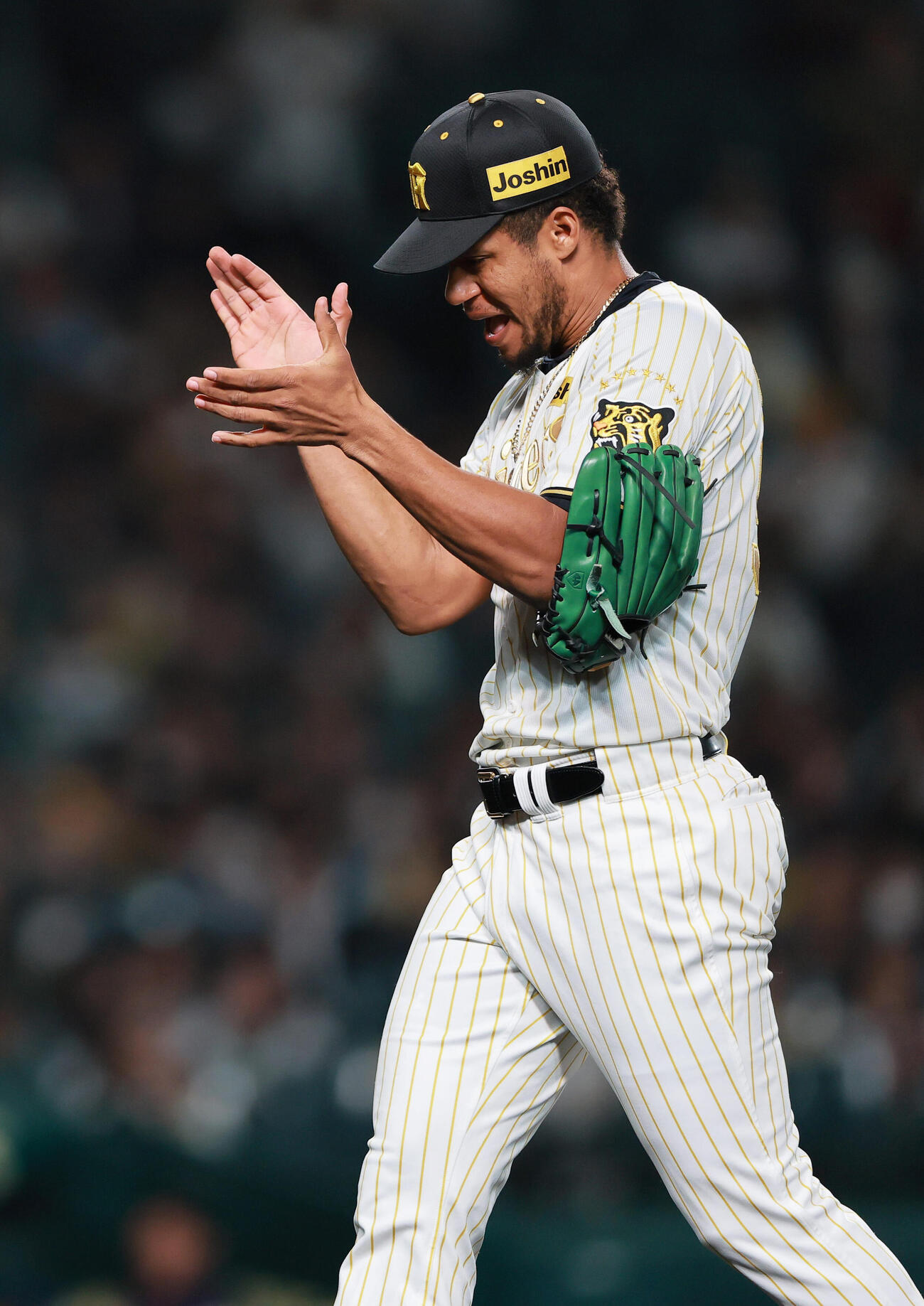 阪神対ヤクルト　8回に登板したモレッタは無失点で投げ終え拍手してベンチに引き揚げる（撮影・上山淳一）