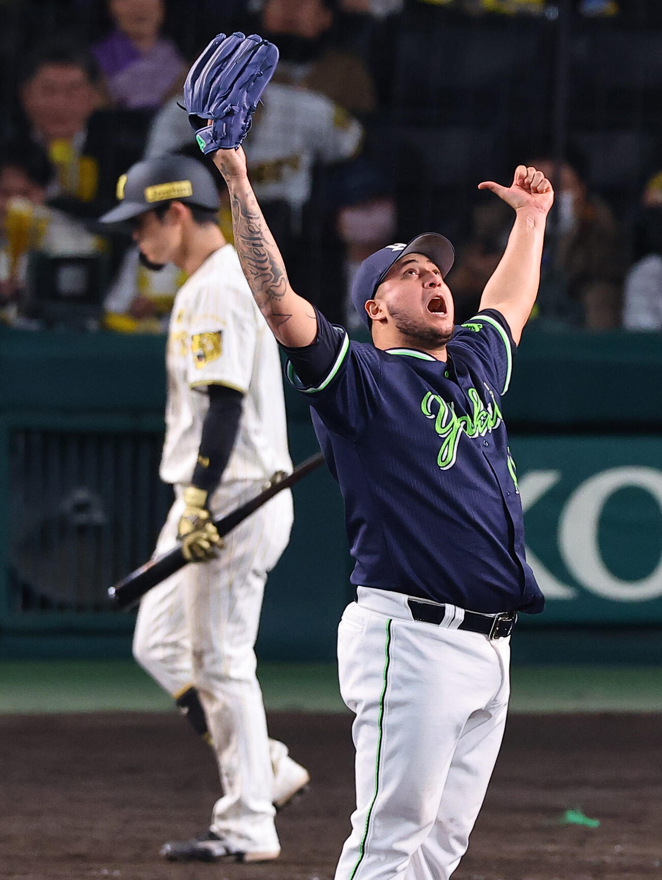 阪神対ヤクルト　9回、最後を締めたヤクルトのキハダはガッツポーズ（撮影・上田博志）