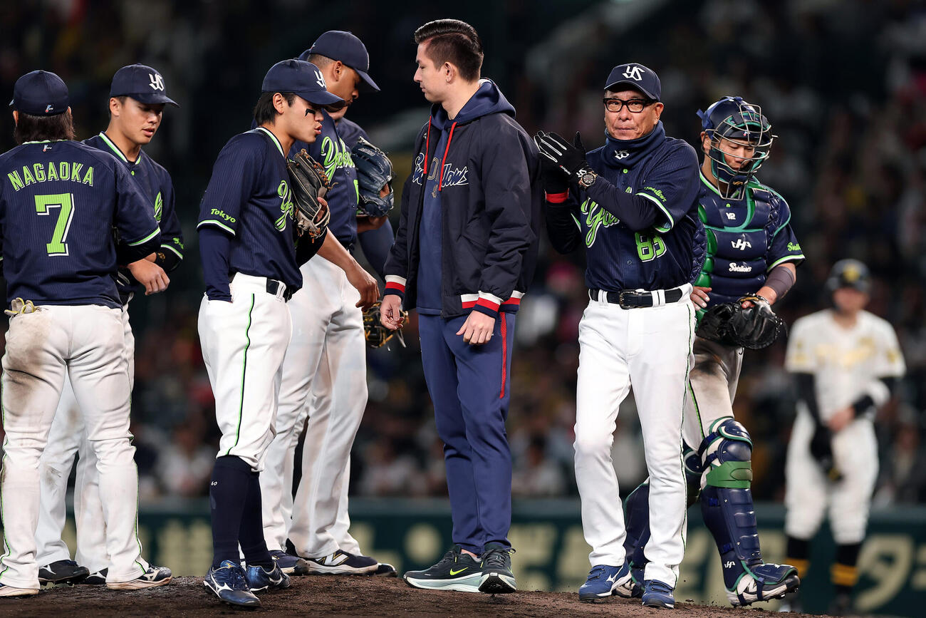 阪神対ヤクルト　8回裏阪神無死一、二塁、マウンドで選手を鼓舞した池山監督（右から2人目）（撮影・前田充）