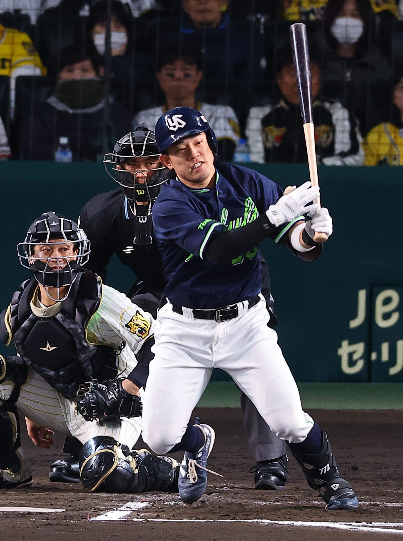 阪神対ヤクルト　6回表ヤクルト2死一、二塁、増田は同点適時打を放つ（撮影・上田博志）