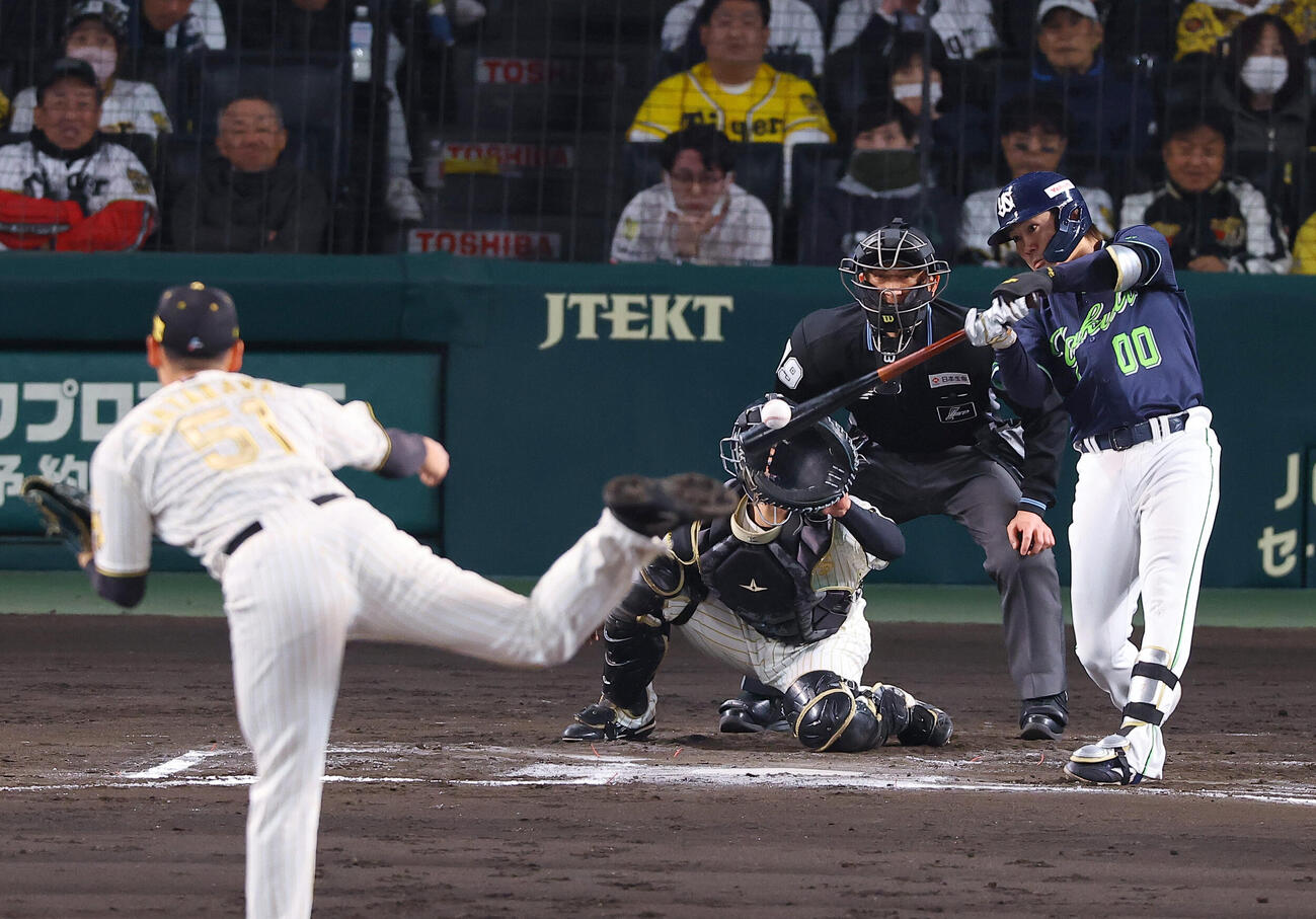 阪神対ヤクルト　6回表ヤクルト2死一、二塁、赤羽は勝ち越し適時二塁打を放つ（撮影・上田博志）