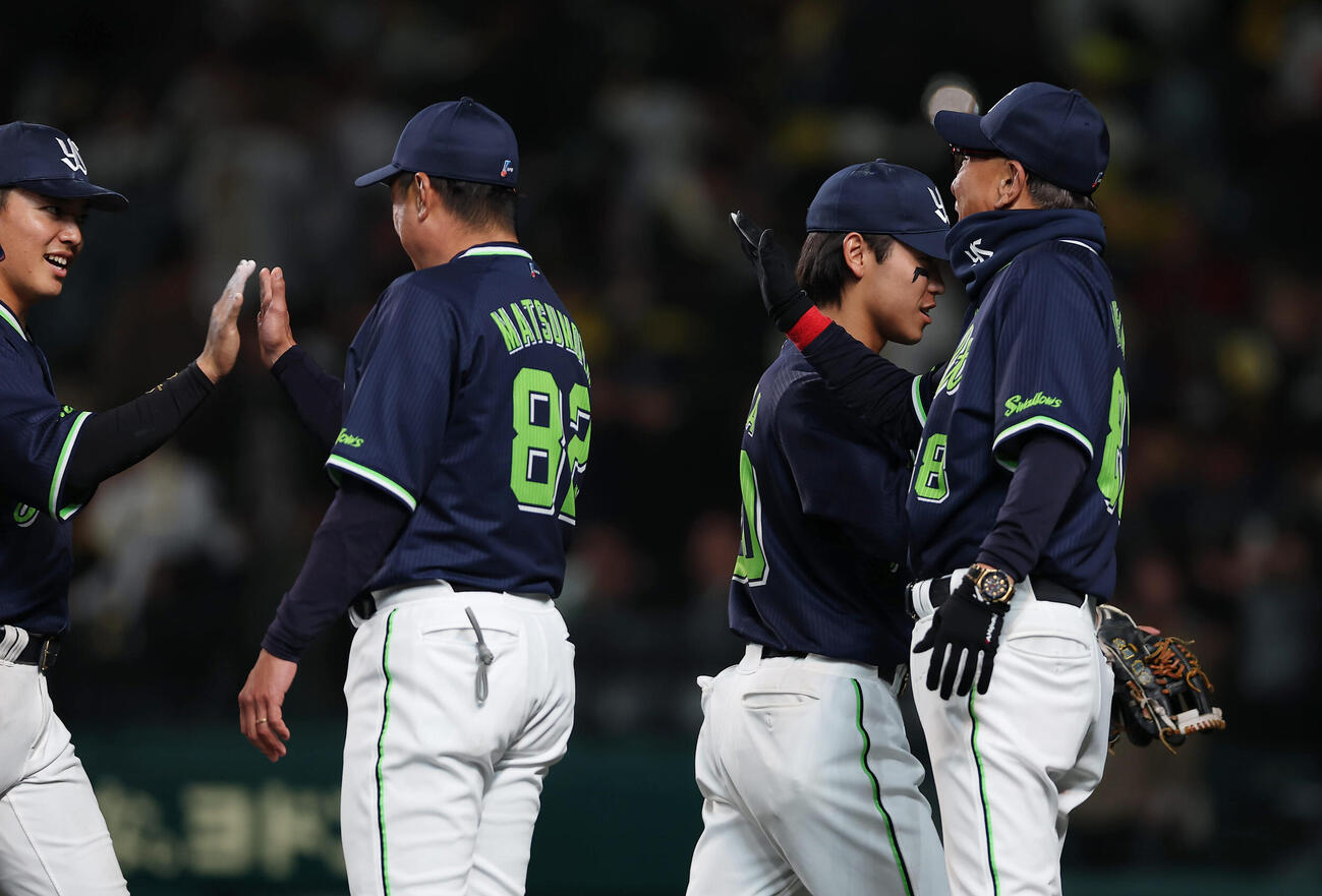 阪神対ヤクルト　阪神に勝利し、ナインを出迎えるヤクルト池山監督（右端）（撮影・前田充）