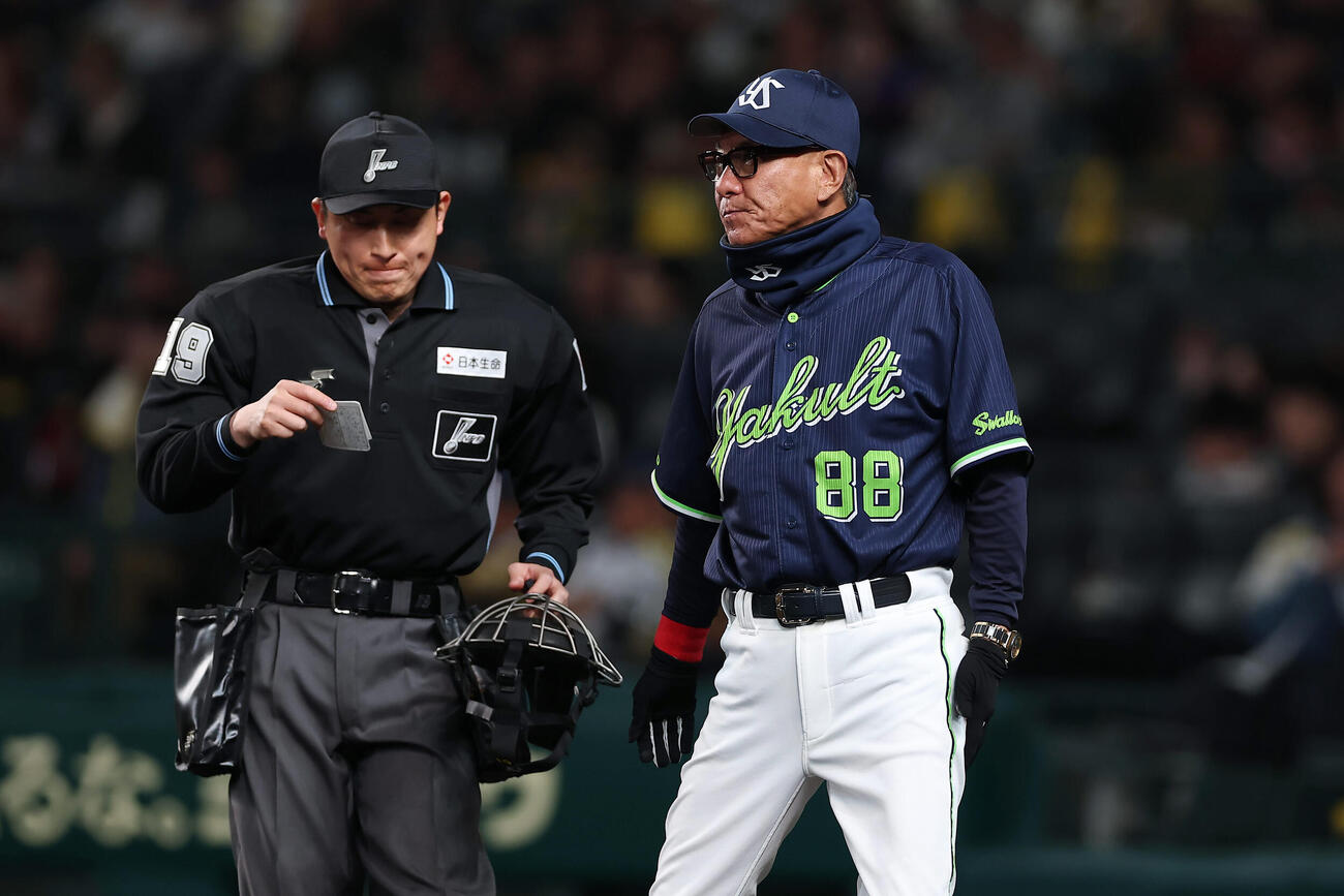 阪神対ヤクルト　5回表を終え、選手交代を告げるヤクルト池山監督（撮影・前田充）