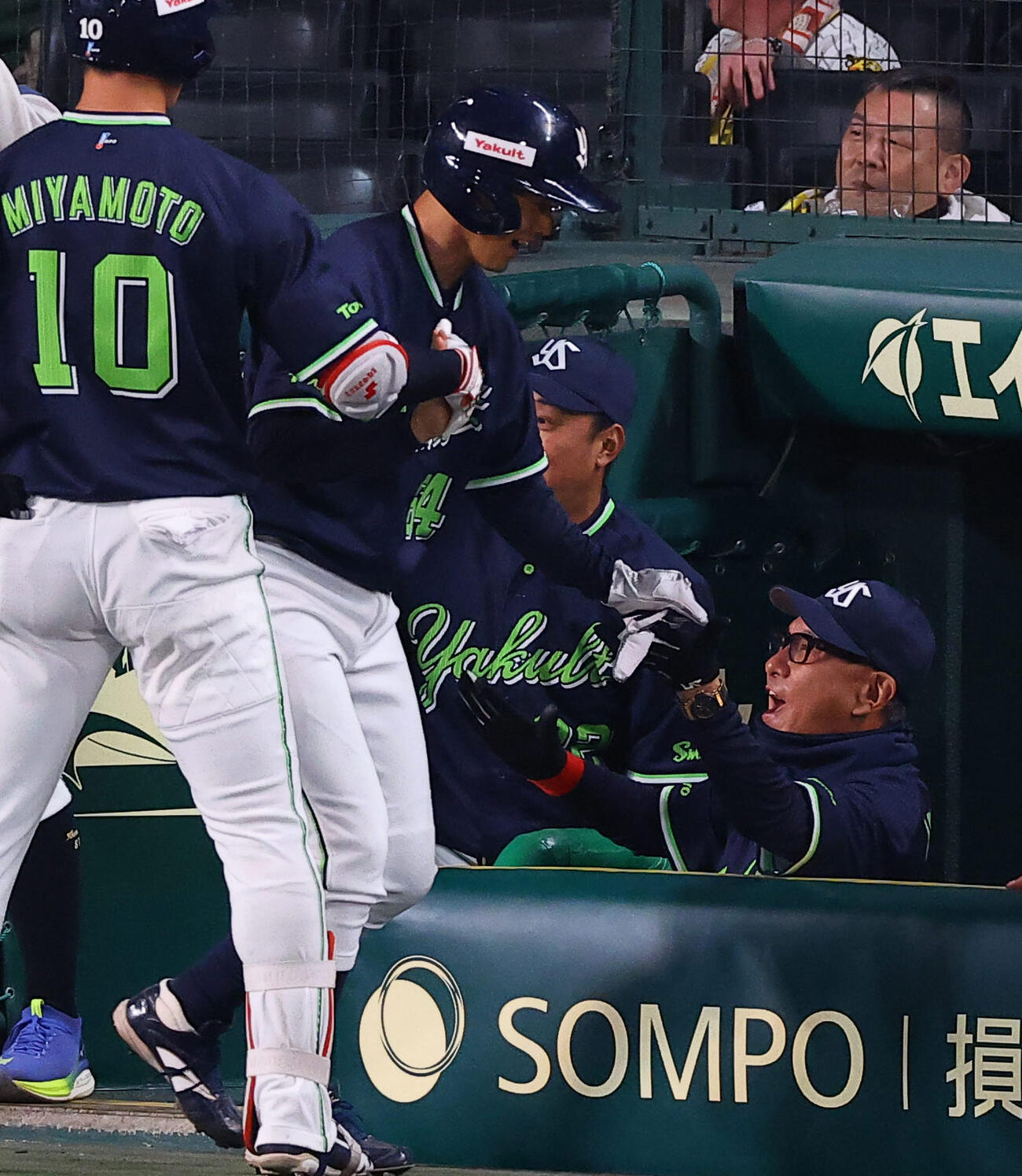 阪神対ヤクルト　6回表ヤクルト2死一、二塁、赤羽の勝ち越し適時二塁打で生還した岩田をハイタッチで出迎える池山監督（撮影・上田博志）