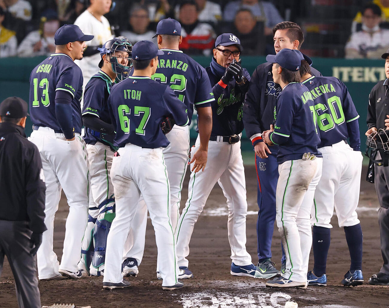 阪神対ヤクルト　8回裏阪神無死一、二塁、池山監督（中央）はマウンドで選手を鼓舞する（撮影・上田博志）