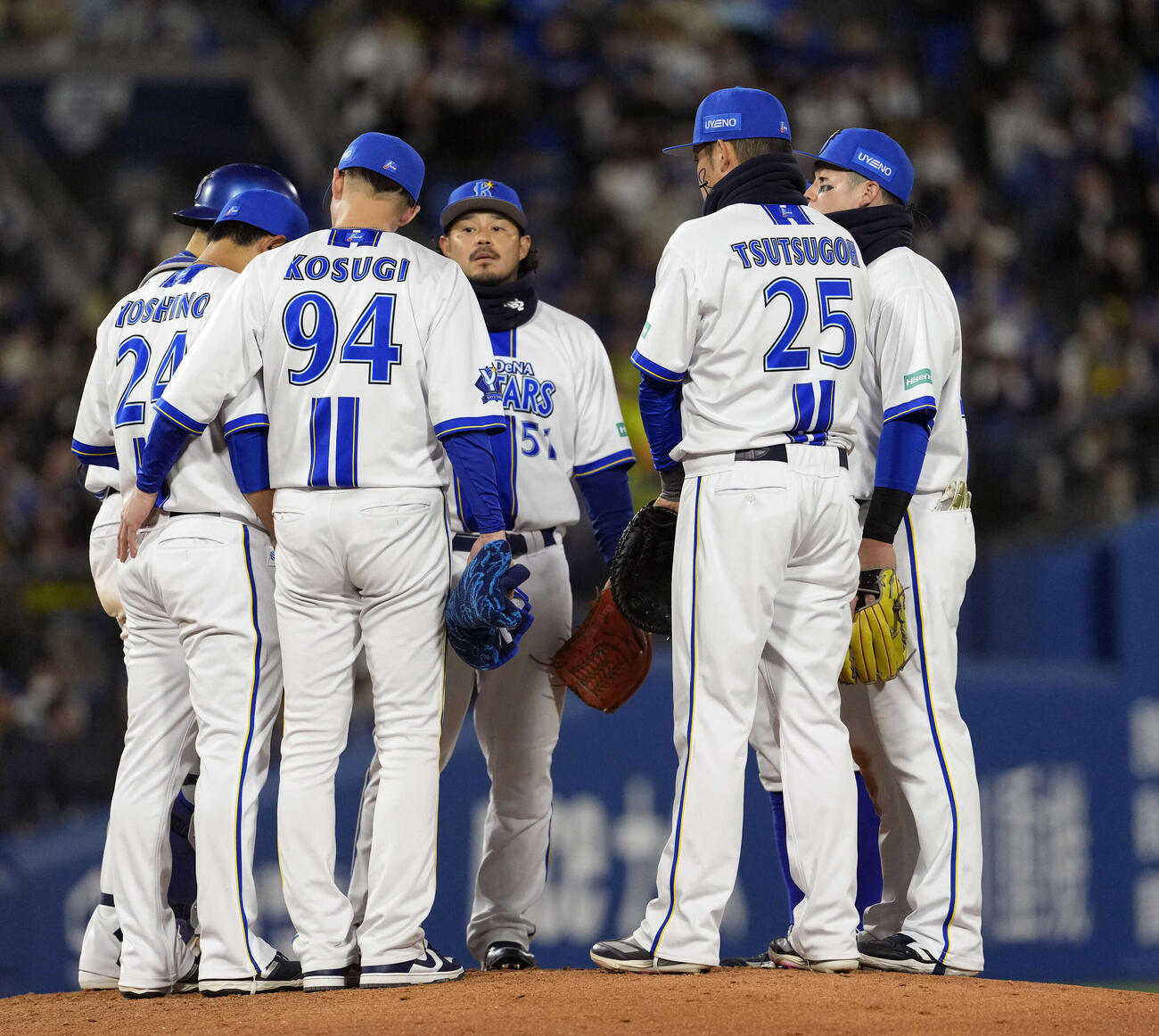 DeNA対中日　4回表1死一、二塁、マウンドに集まるDeNAナイン（撮影・小島史椰）