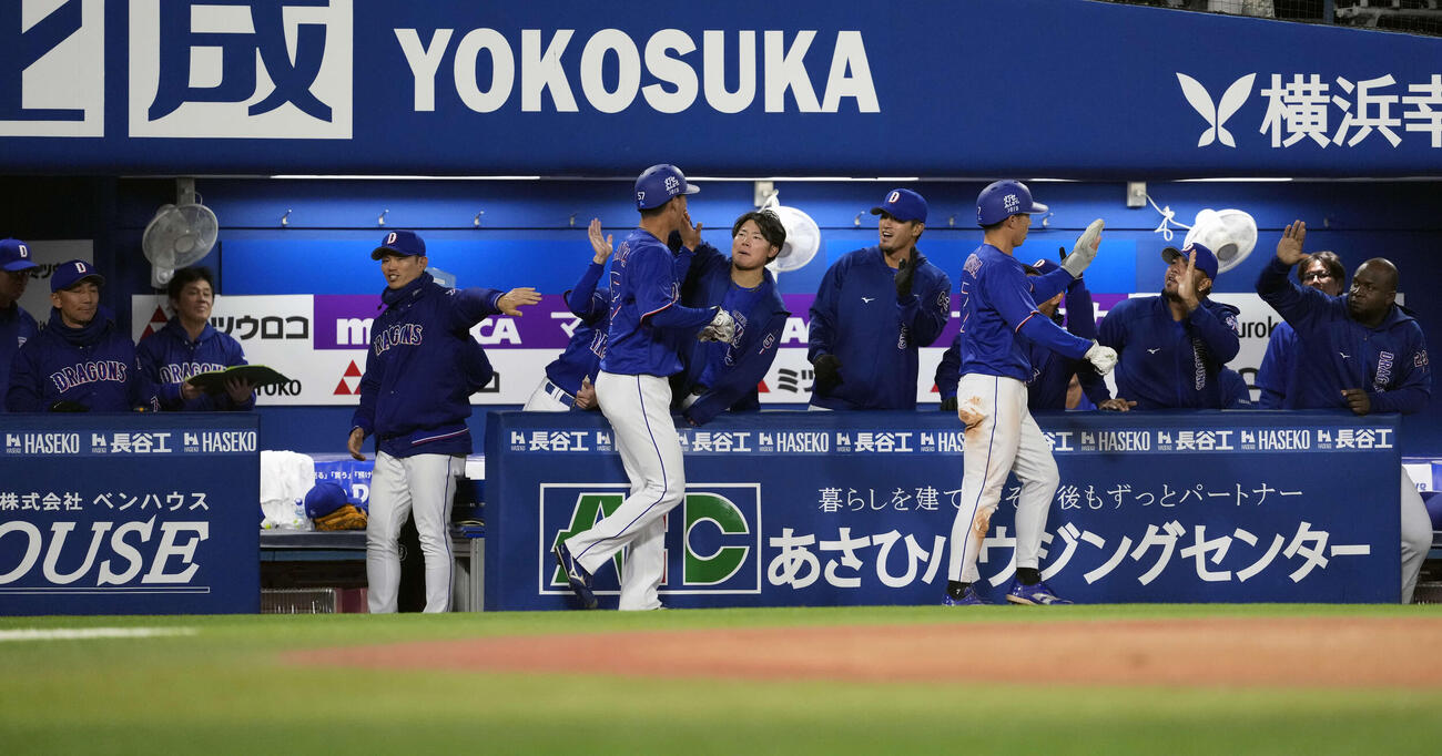 DeNA対中日　11回表中日1死満塁、ボスラーの勝ち越し適時打で生還する福永を祝福するナイン（撮影・小島史椰）