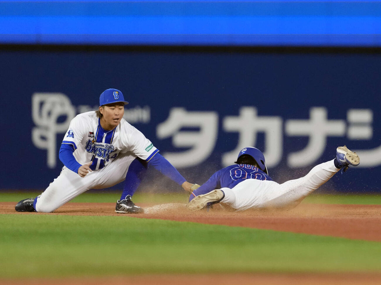 DeNA対中日　8回表中日1死一塁、二盗を決める代走の尾田（撮影・小島史椰）
