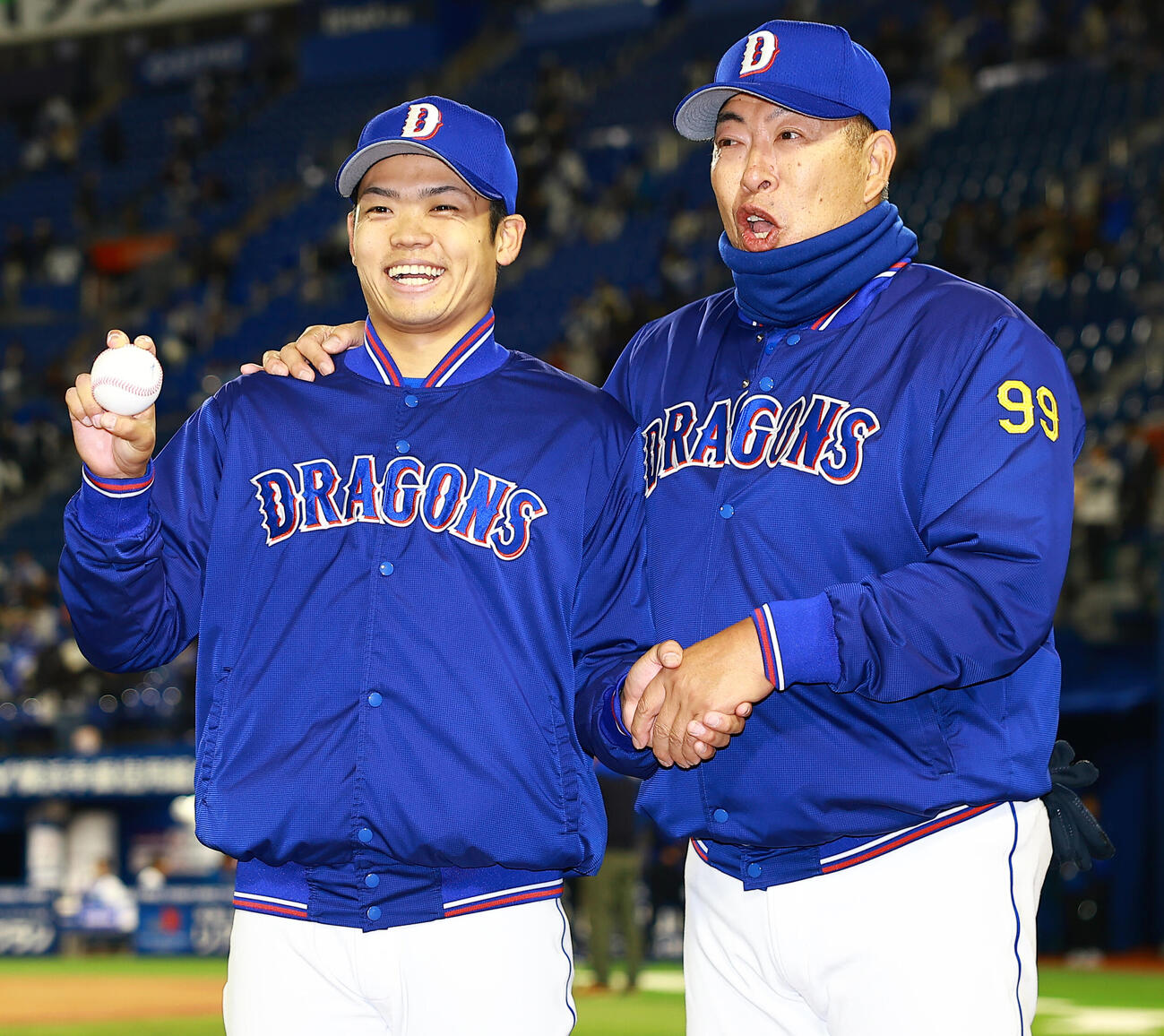 DeNA対中日　プロ初勝利を挙げ、井上監督（右）と喜ぶ中日根尾（撮影・野上伸悟）
