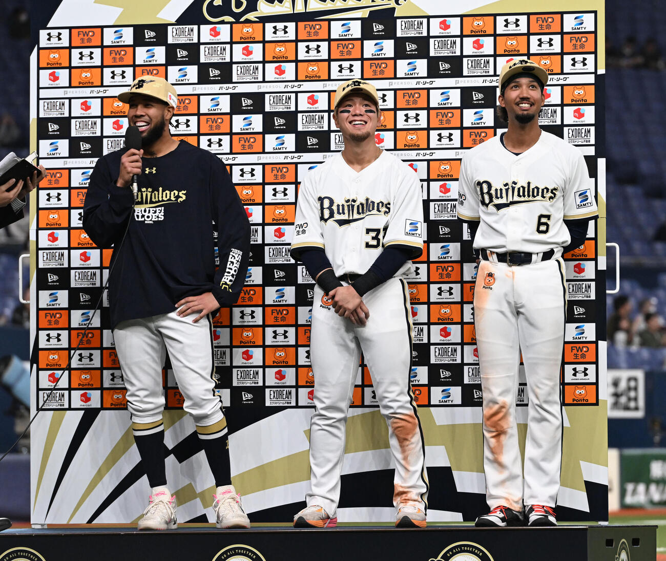 オリックス対ロッテ　ヒーローインタビューで爆笑を誘う左からオリックスのエスピノーザ、杉沢、宗（撮影・和賀正仁）