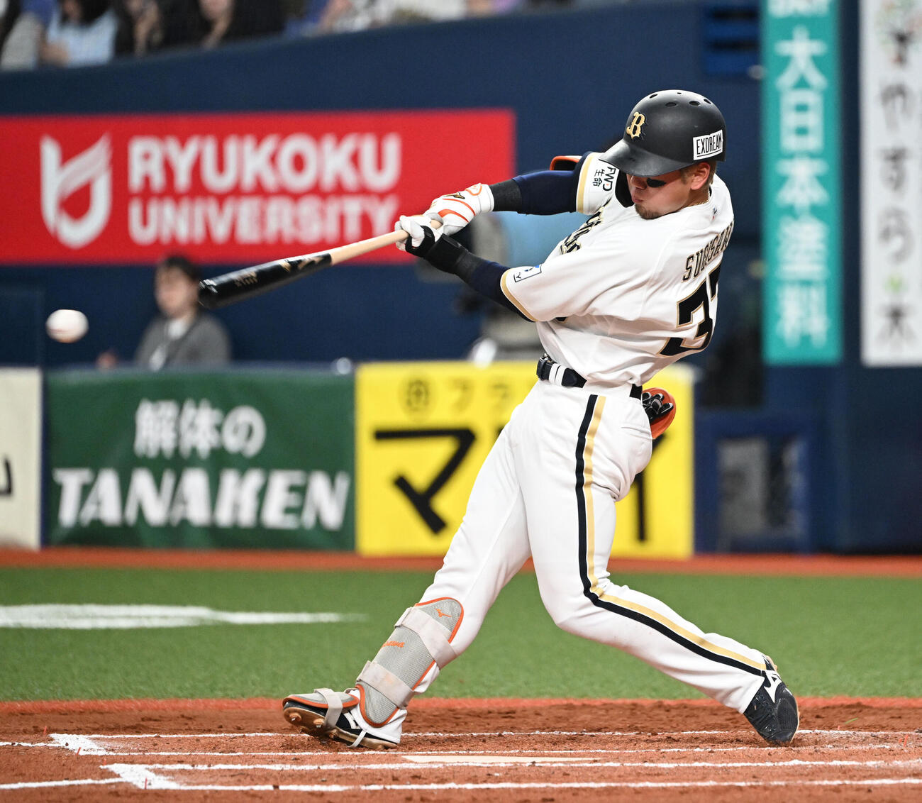 オリックス対ロッテ　6回裏オリックス2死二塁、一塁線を破る適時二塁打を放つ杉沢（撮影・和賀正仁）